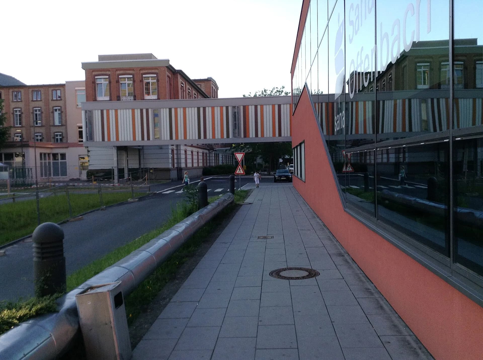 Fußweg entlang des Klinikums in Offenbach