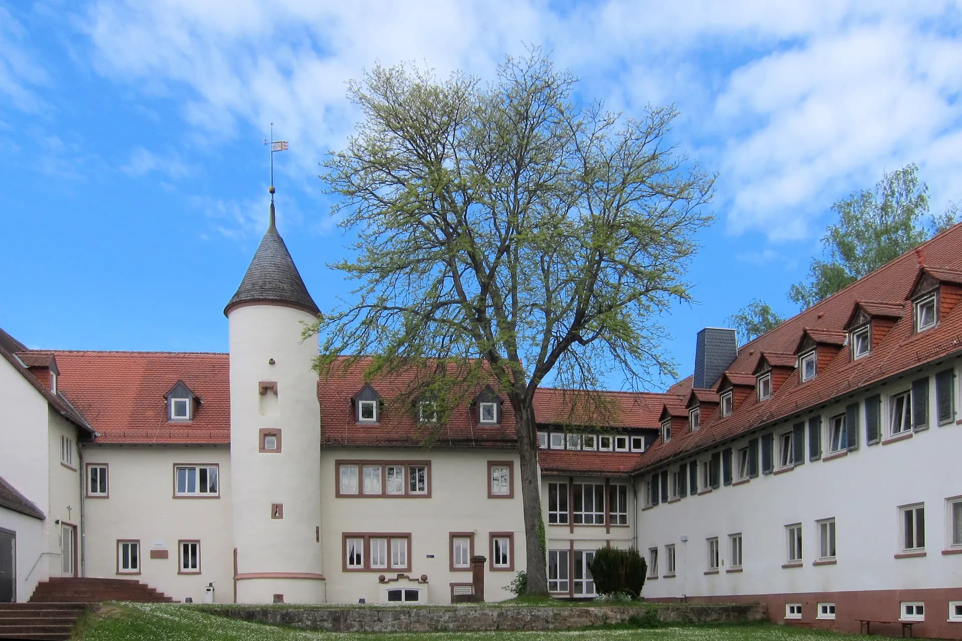 Kloster Höchst mit Treppenturm in Höchst im Odenwald