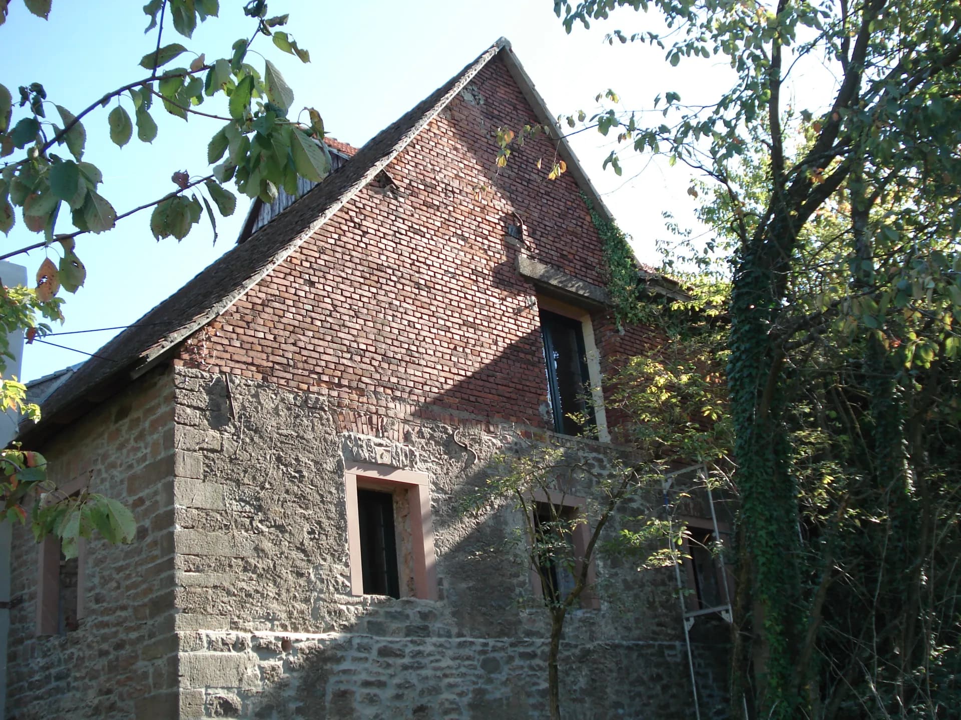 Sandsteinernes Nebengebäude des Klosters Reuschberg bei Schöllkrippen