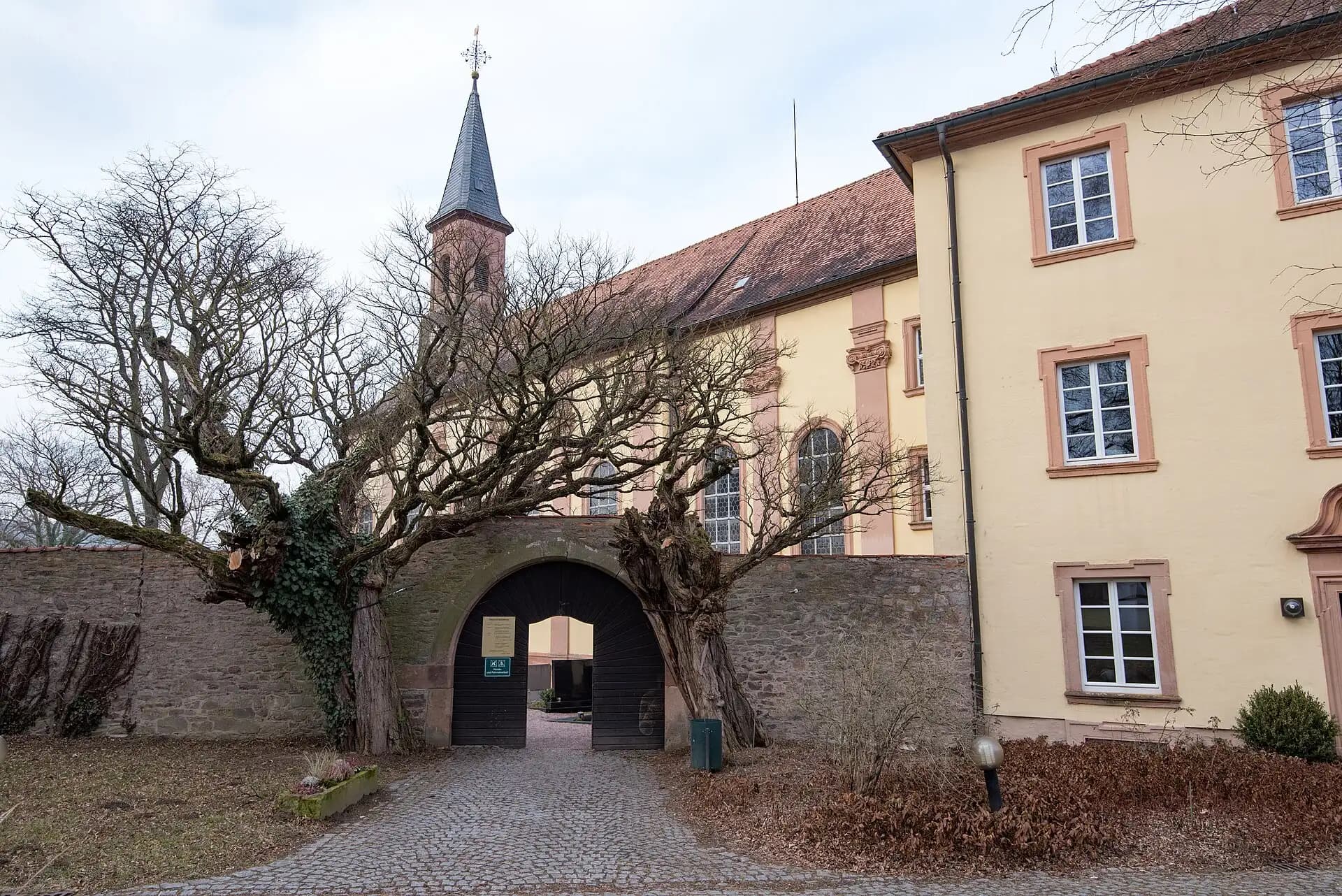 Torbogen und Klosteranlage Schmerlenbach in Hösbach