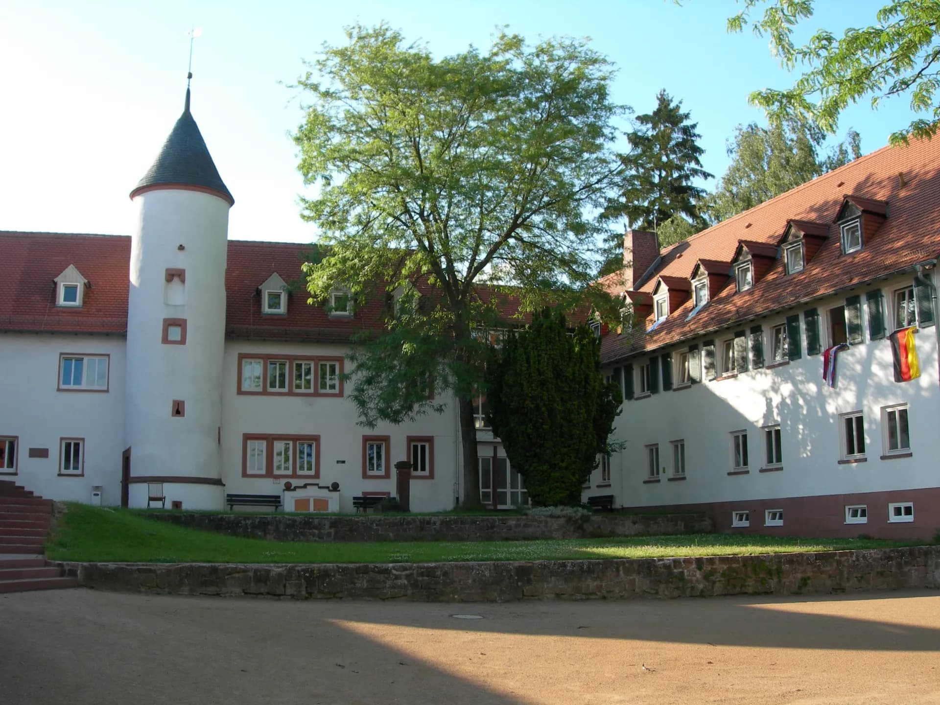 Vorplatz des Klosters Höchst in Höchst im Odenwald