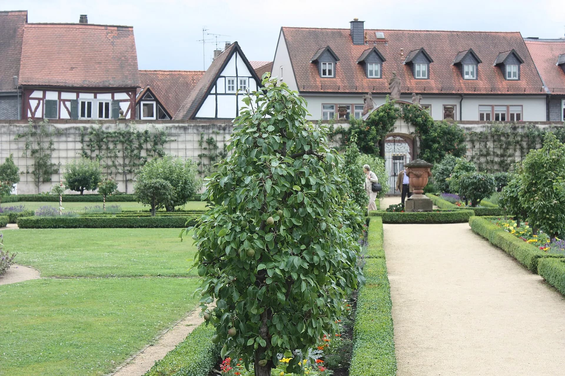 Klostergarten mit Häuserzeile an der Aschaffenburger Straße in Seligenstadt