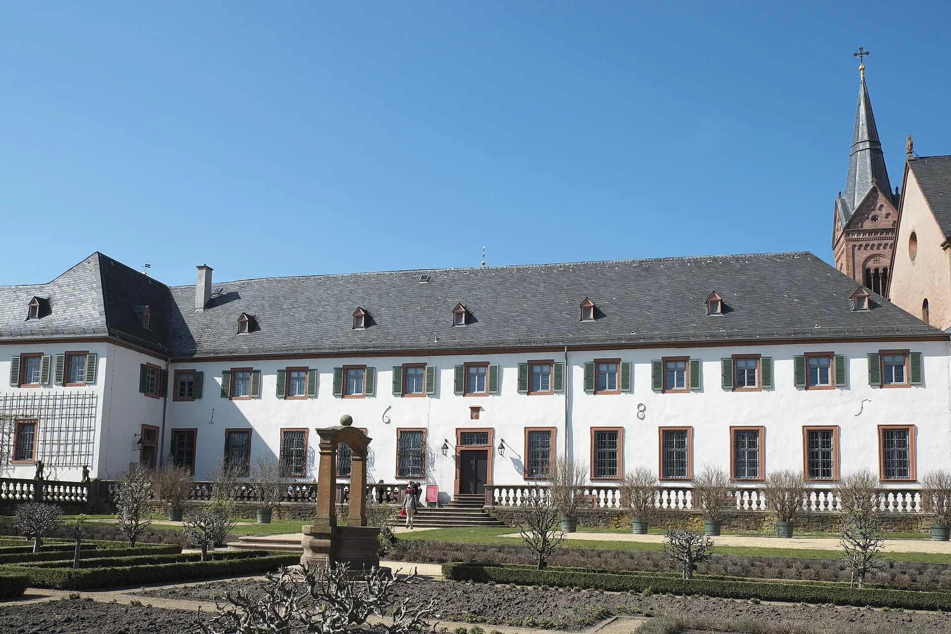 Klosterhof mit Brunnen in Seligenstadt