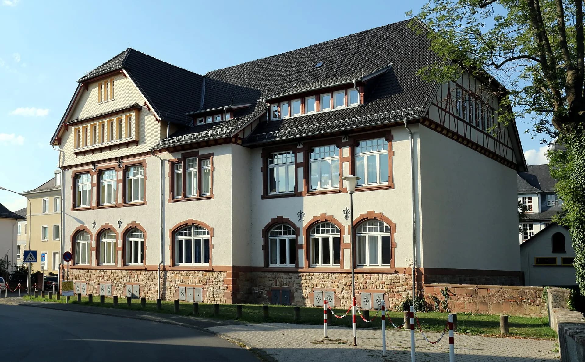 Ehemaliges Knabenschulhaus von der Straße in Dieburg