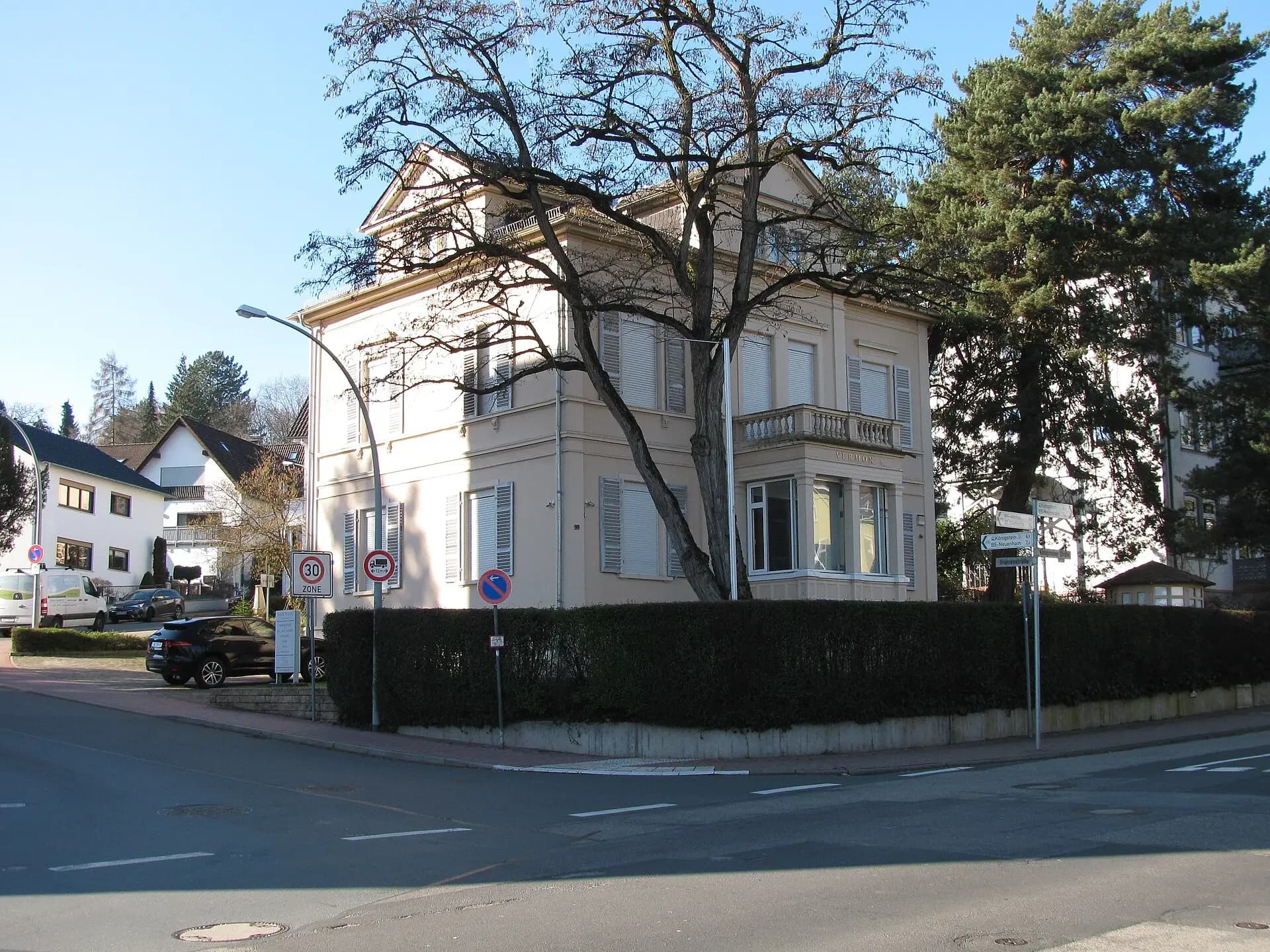 Villa Königsteiner Straße 99 an der Straßenecke in Bad Soden am Taunus