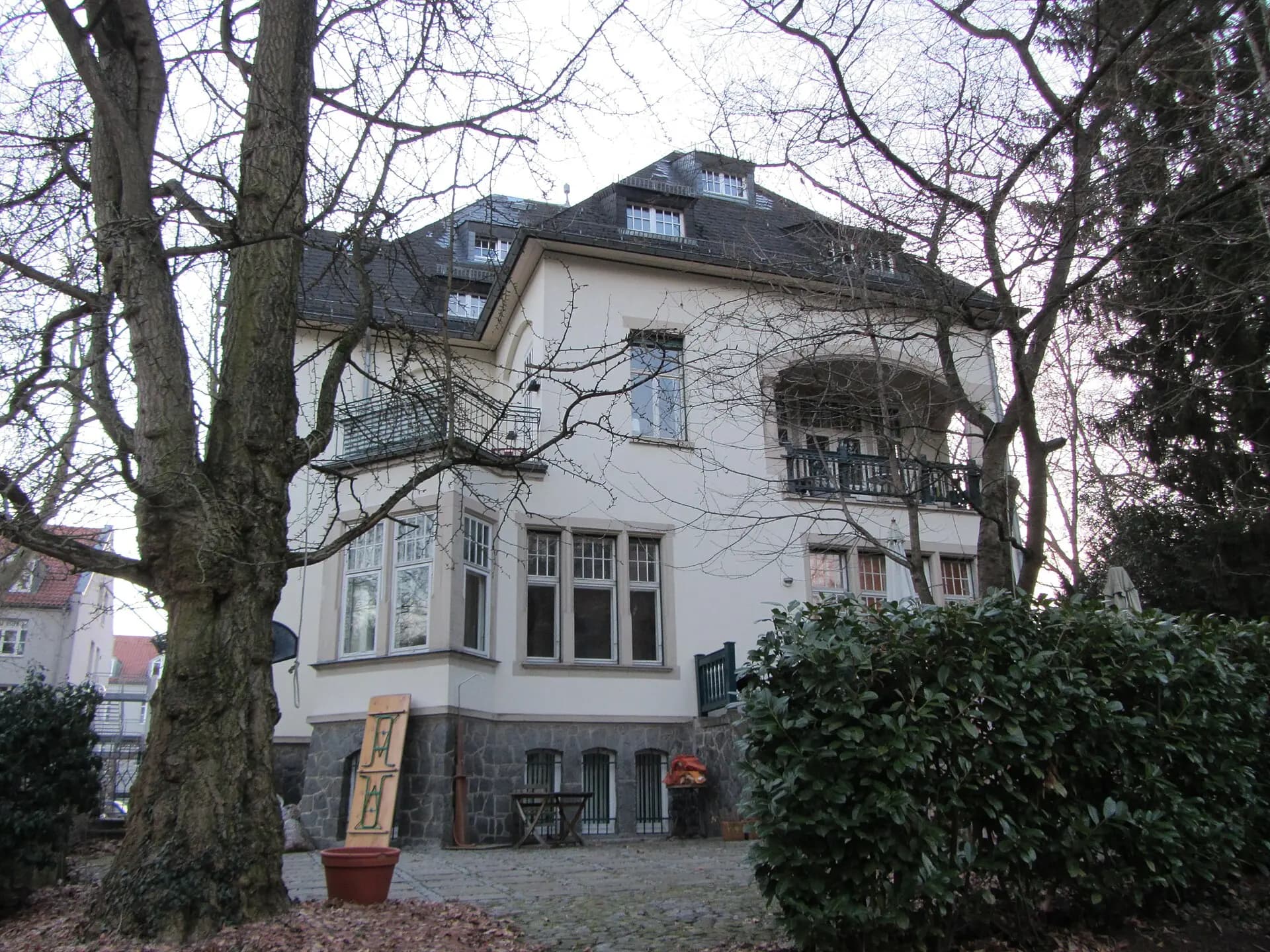 Villa zwischen Bäumen an der Königsteiner Straße in Bad Soden am Taunus