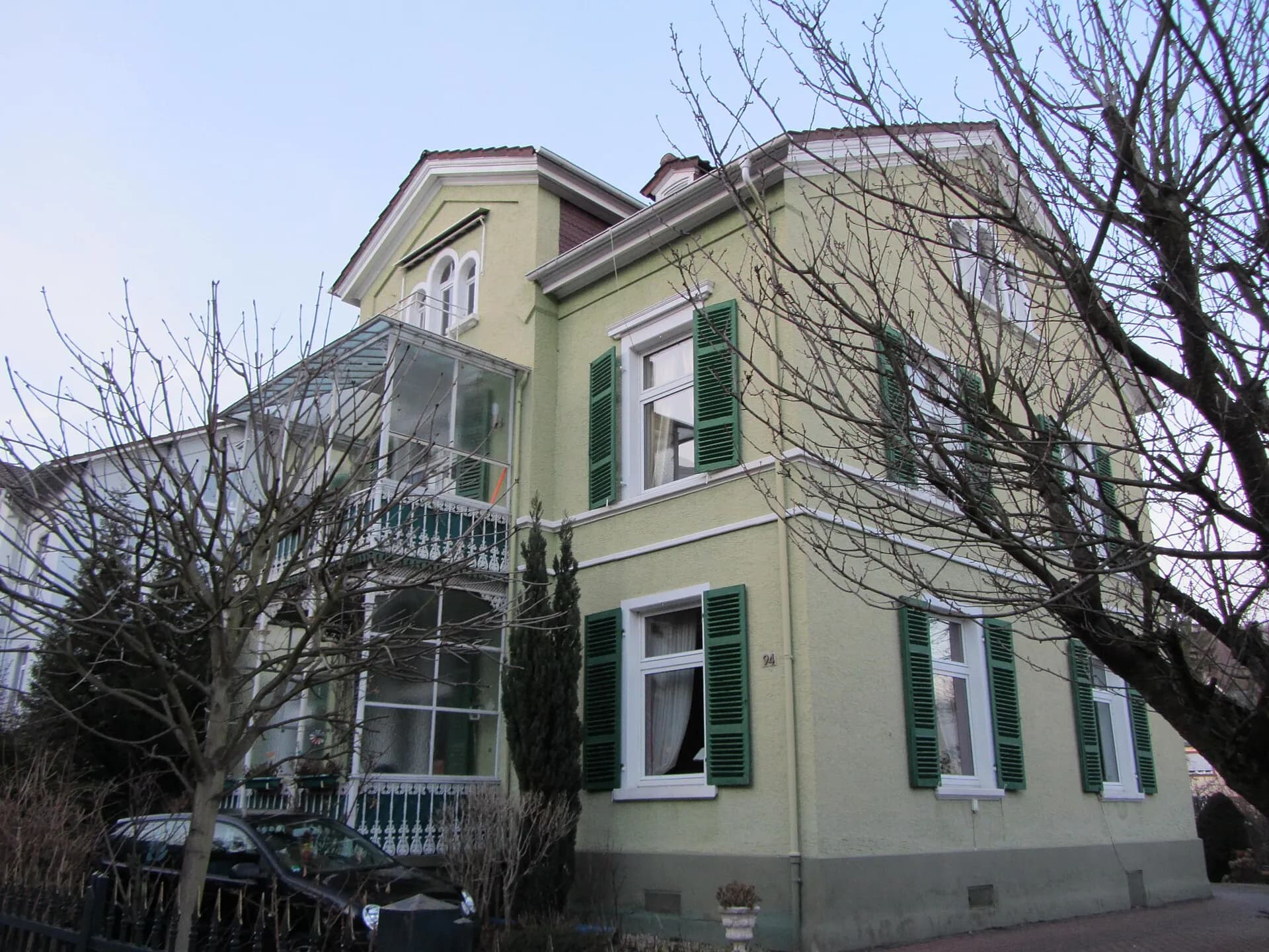 Villa mit grünen Fensterläden an der Königsteiner Straße in Bad Soden am Taunus