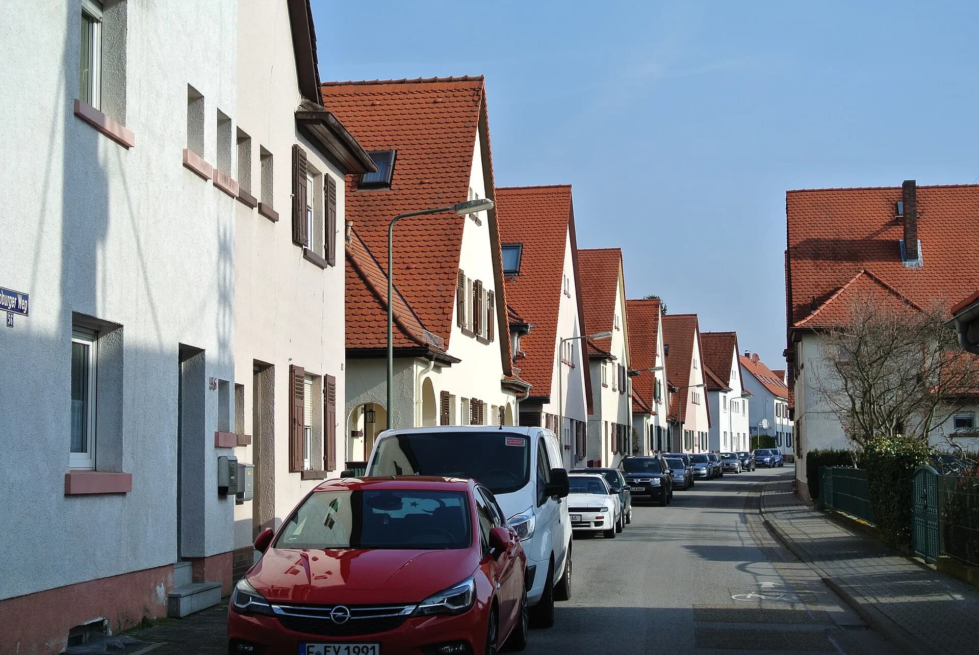 Reihenhauszeile am Coburger Weg in Frankfurt-Zeilsheim