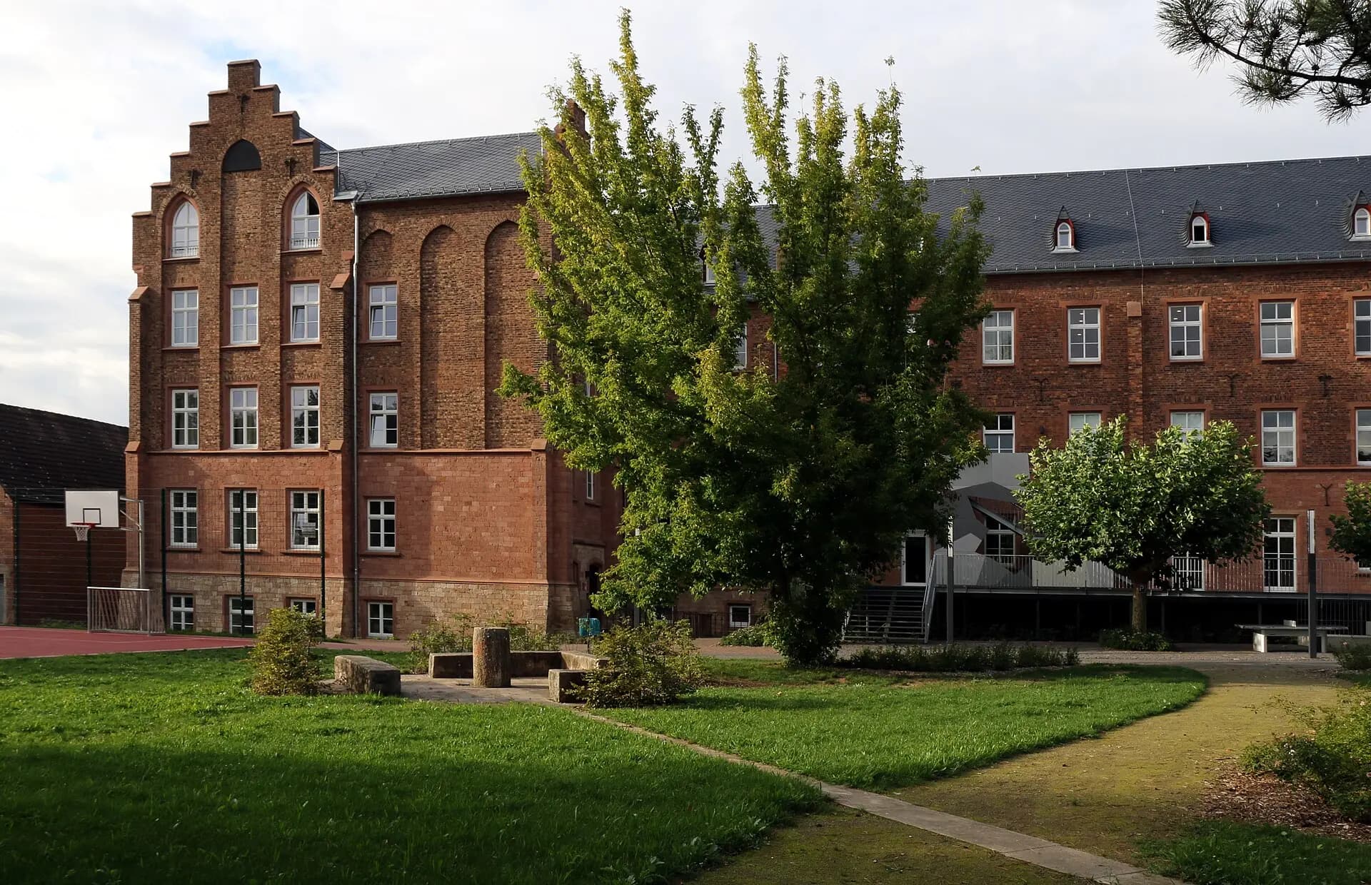 Ehemaliges Konvikt mit Parkanlage in Dieburg