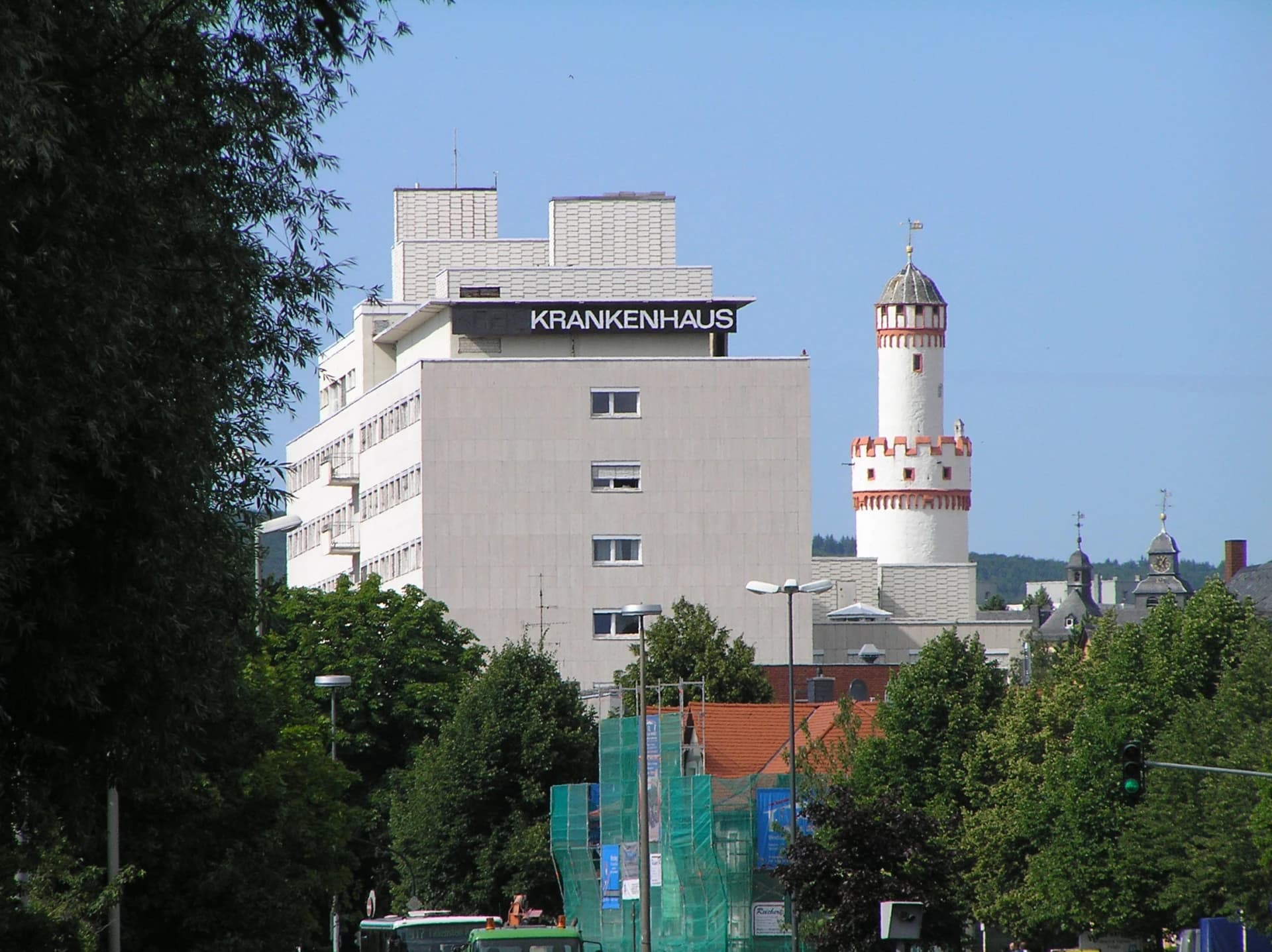 Krankenhaus in Bad Homburg mit dem Weißen Turm im Hintergrund