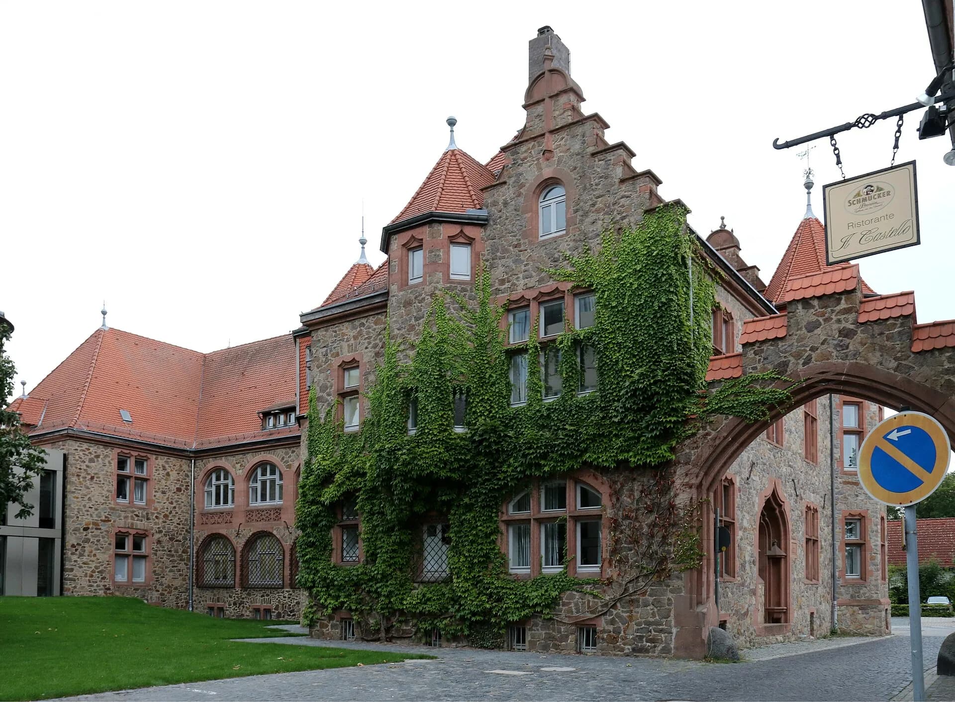 Torzufahrt an der Rückseite des Kreisamts in Dieburg