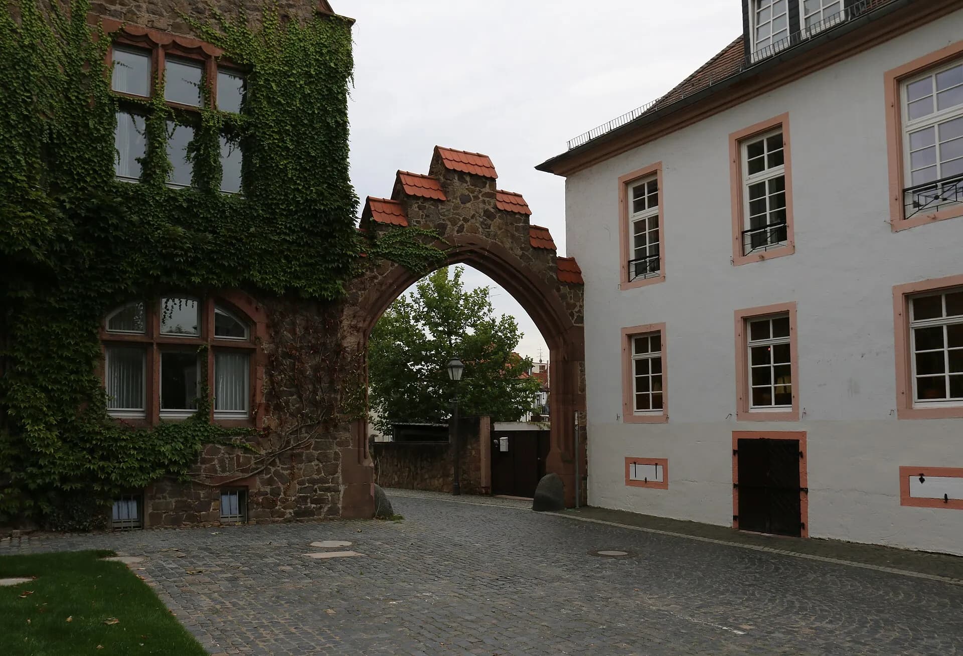 Tor zum Kreisamt am Albinischloss in Dieburg