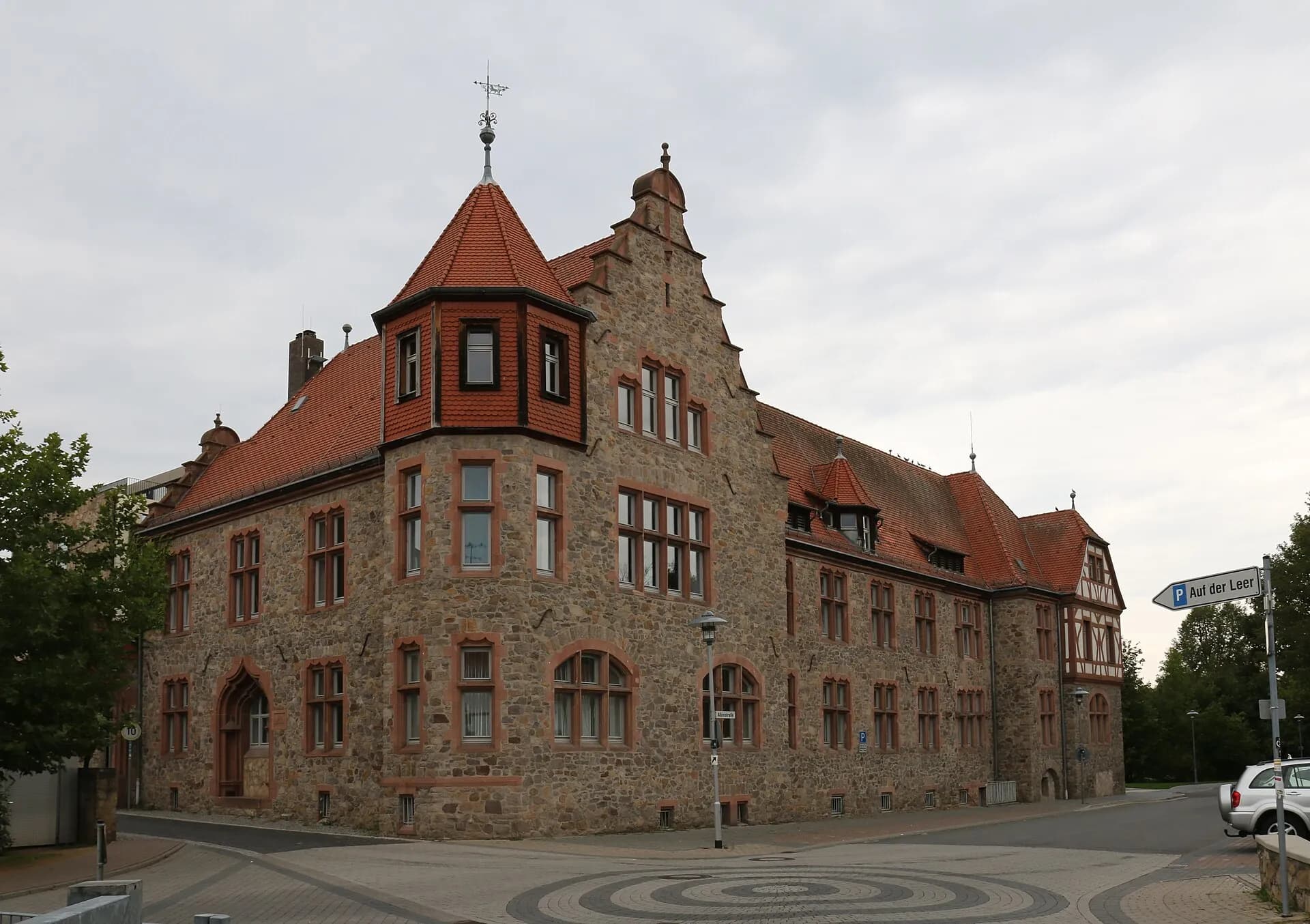 Kreisamt mit Vorplatz in Dieburg