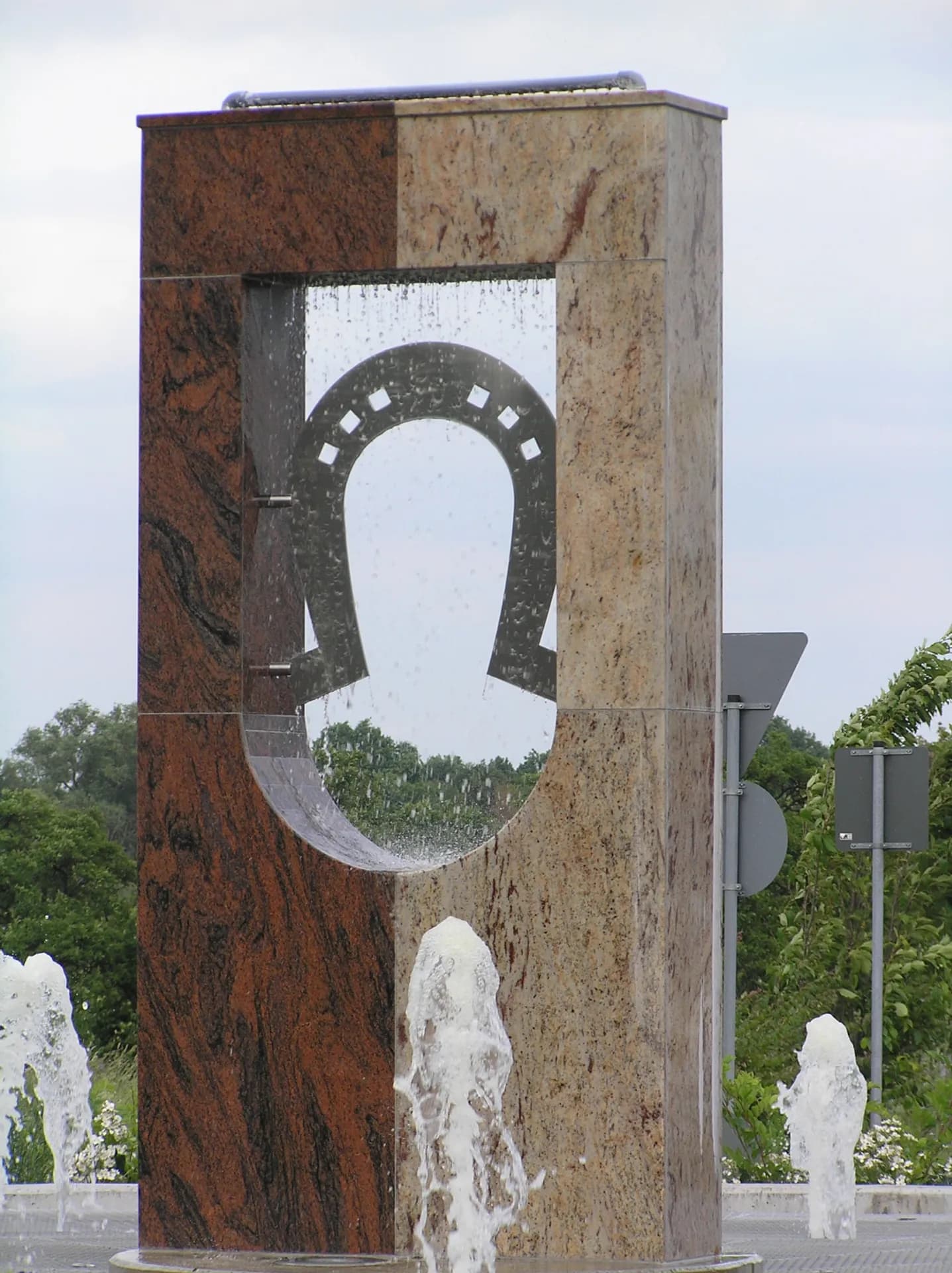 Steinstele des Kreiselbrunnens in Oberursel-Oberstedten