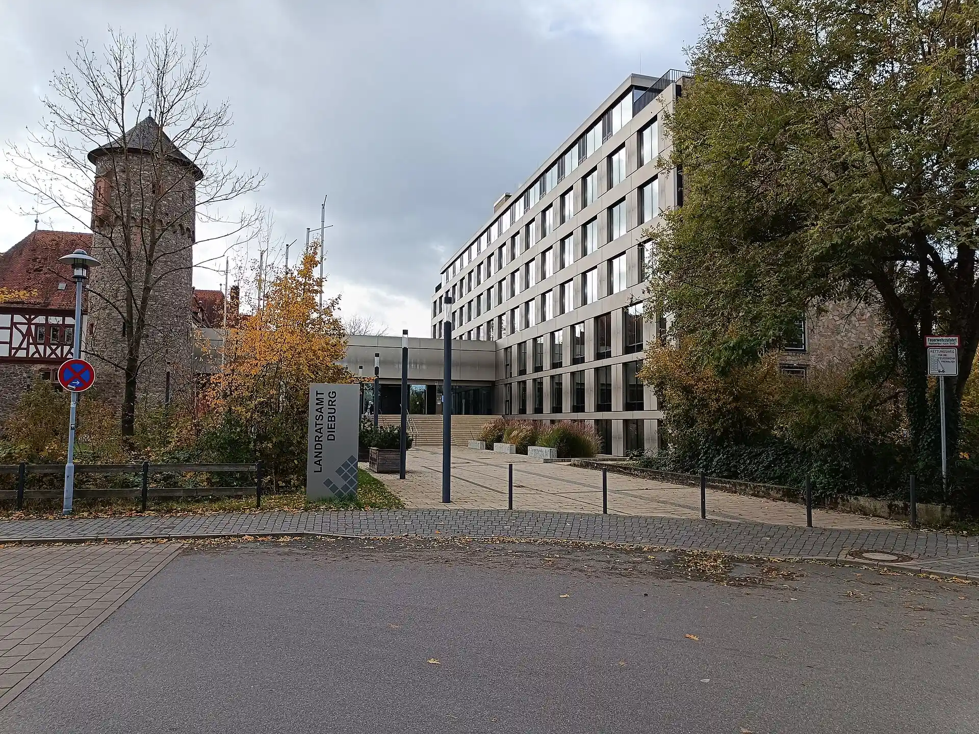 Kreishaus mit Burgturm in Dieburg