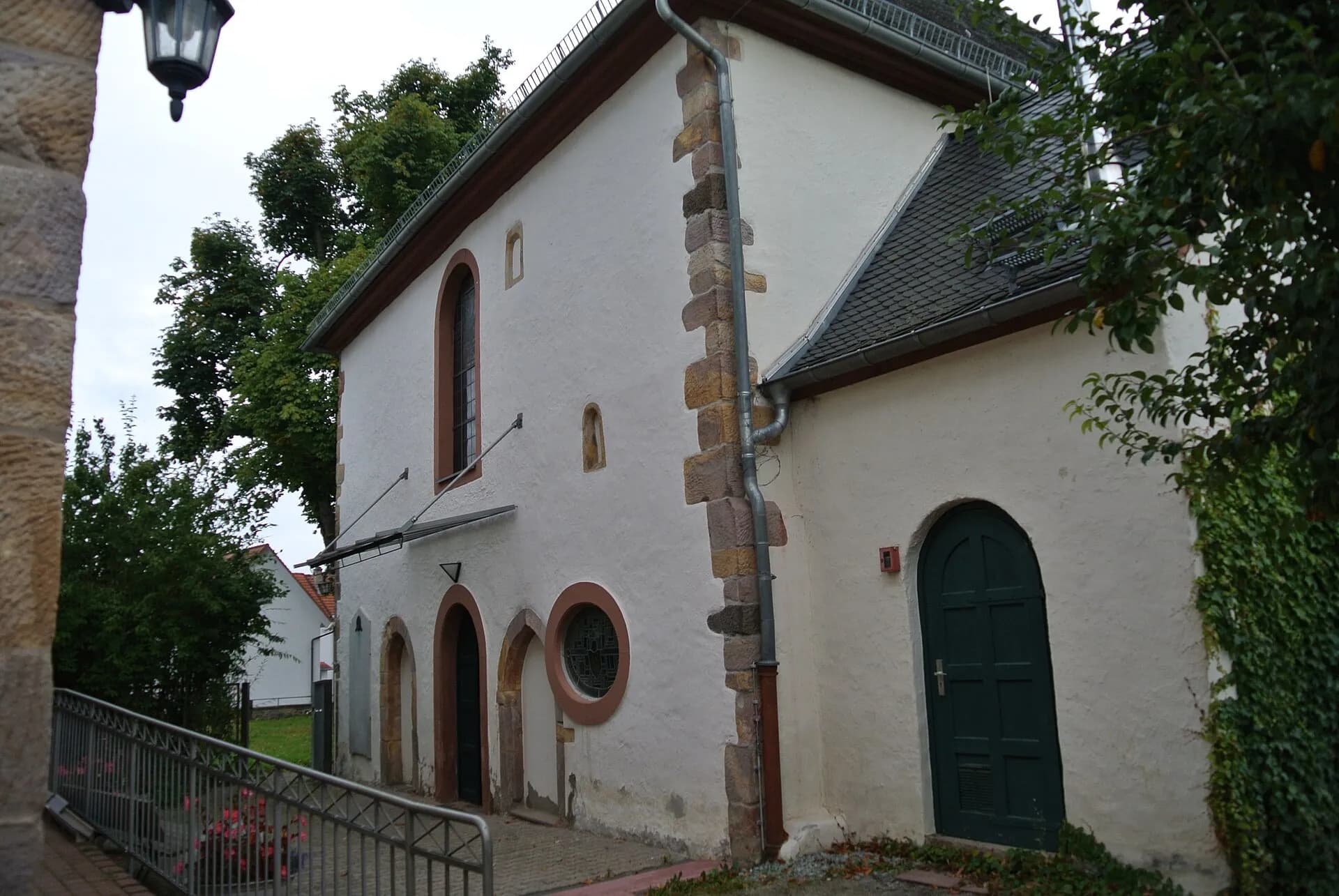 Kreuzkirche von Südwesten in Frankfurt-Preungesheim
