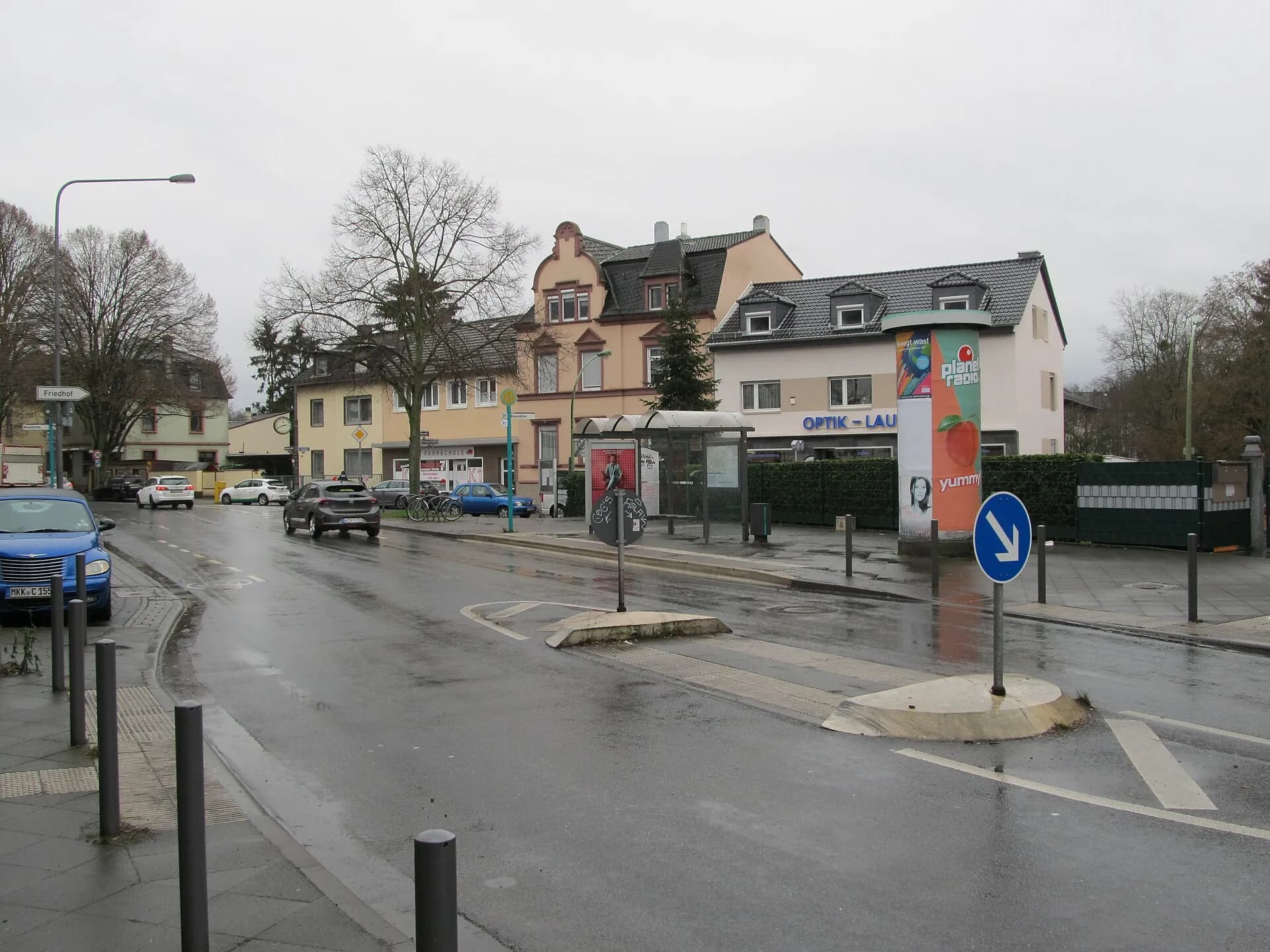 Straßenzug an der Kreuzstraße in Frankfurt-Preungesheim