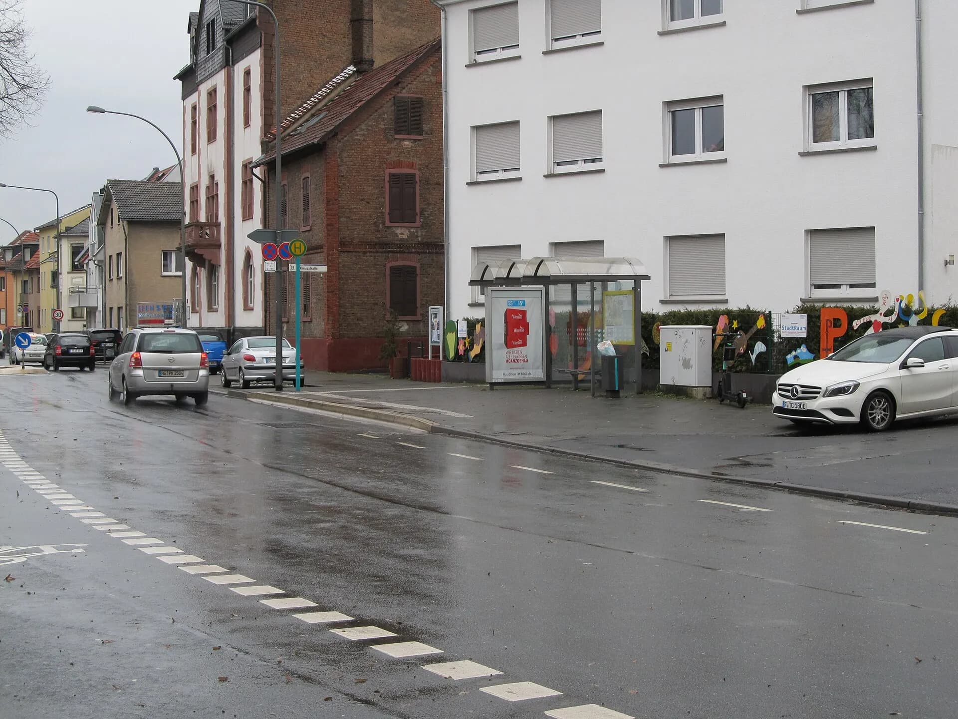 Kreuzstraße im Ortskern von Frankfurt-Preungesheim