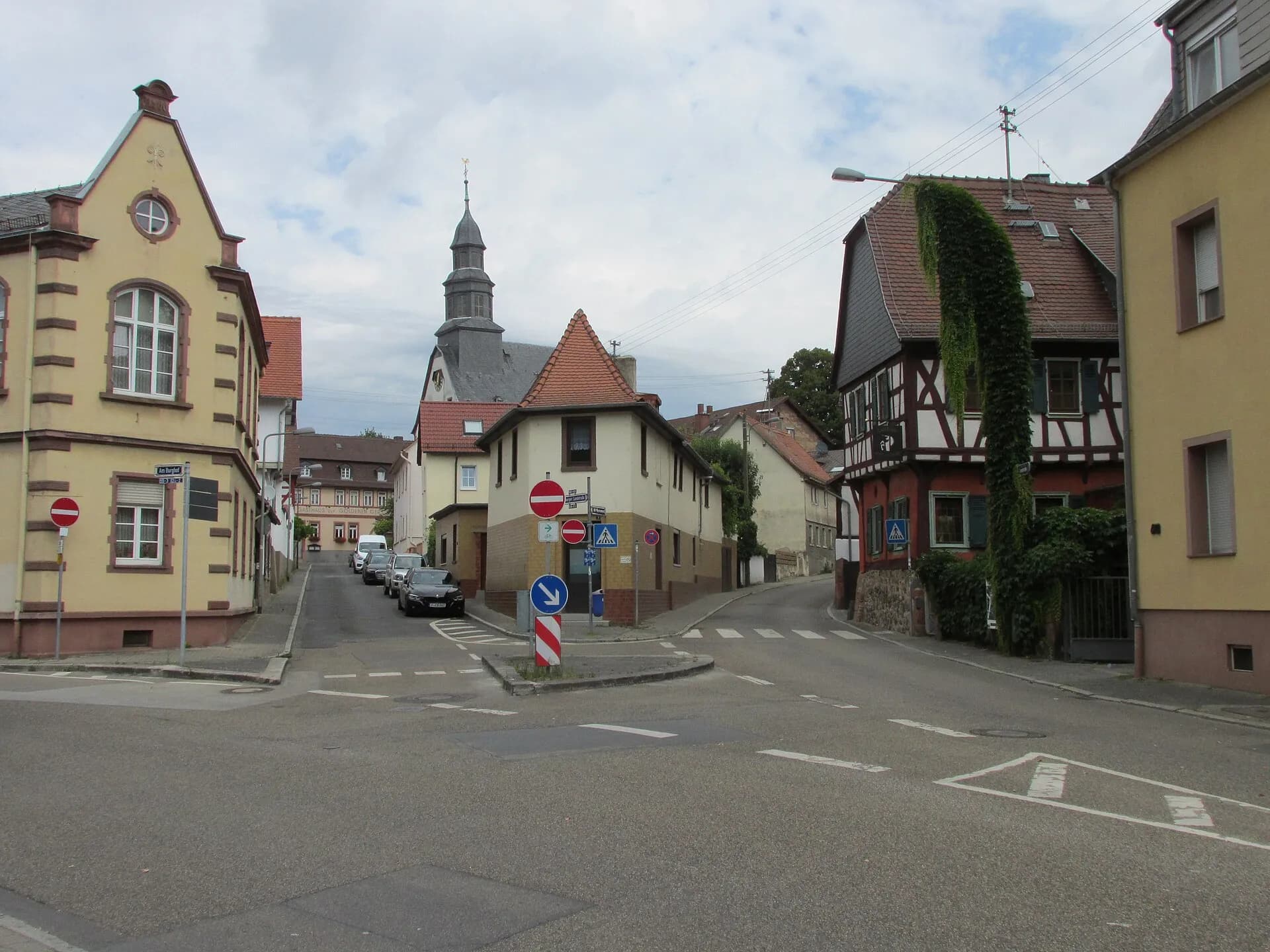 Kreuzung der Homburger Landstraße mit Blick zum Kirchturm in Frankfurt Bonames