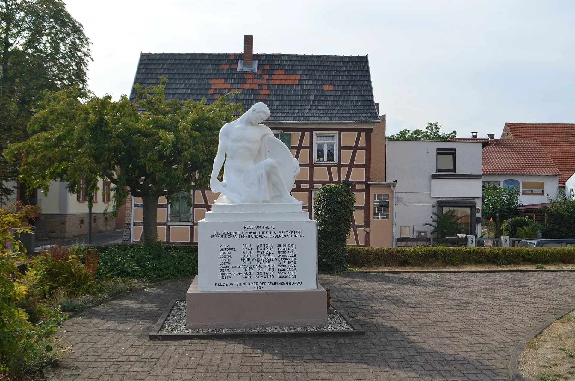 Kriegerdenkmal an der Kirche in Gronau
