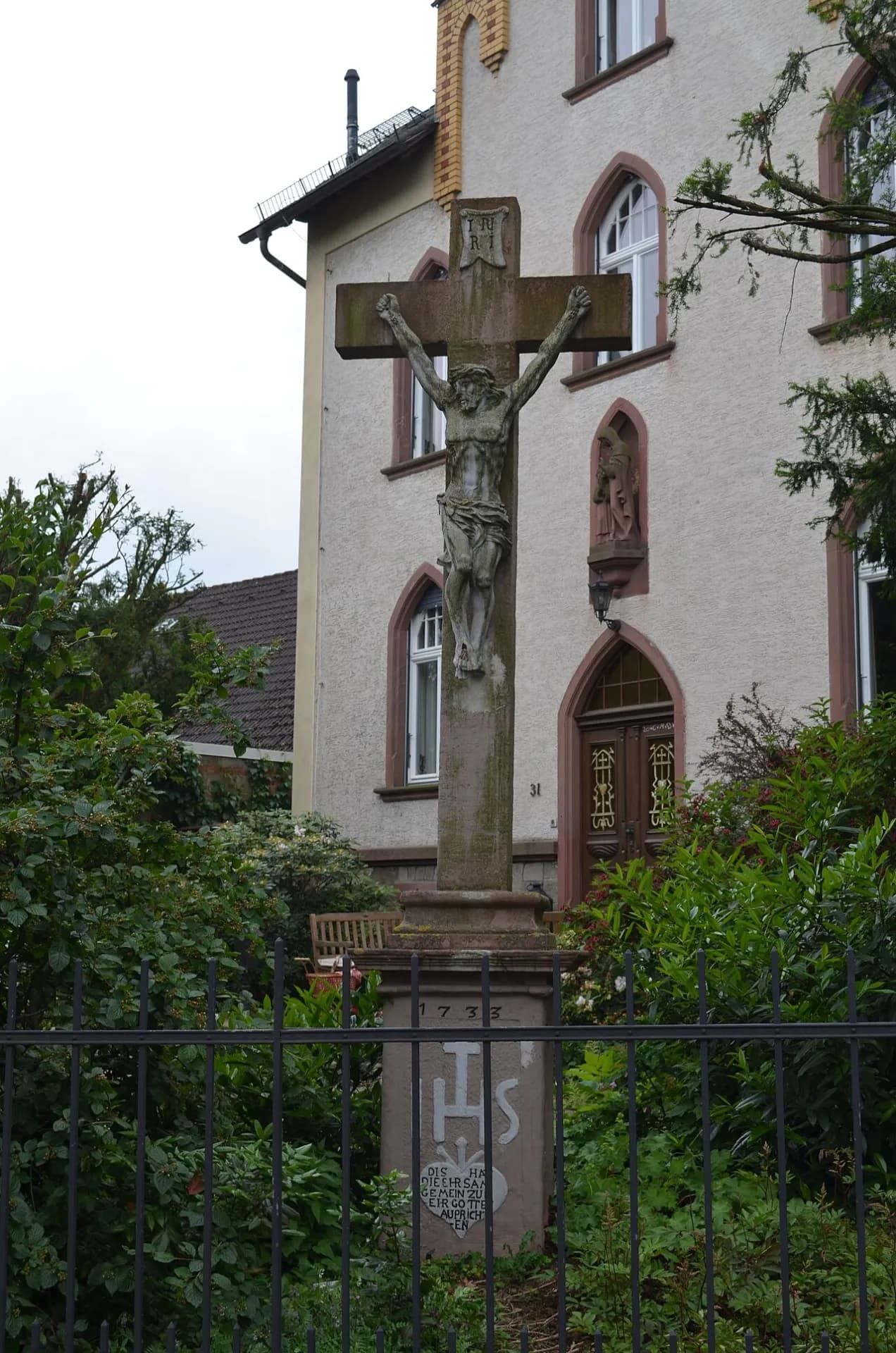 Kruzifix vor dem Anwesen Gartenstraße 31 in Oberursel-Stierstadt