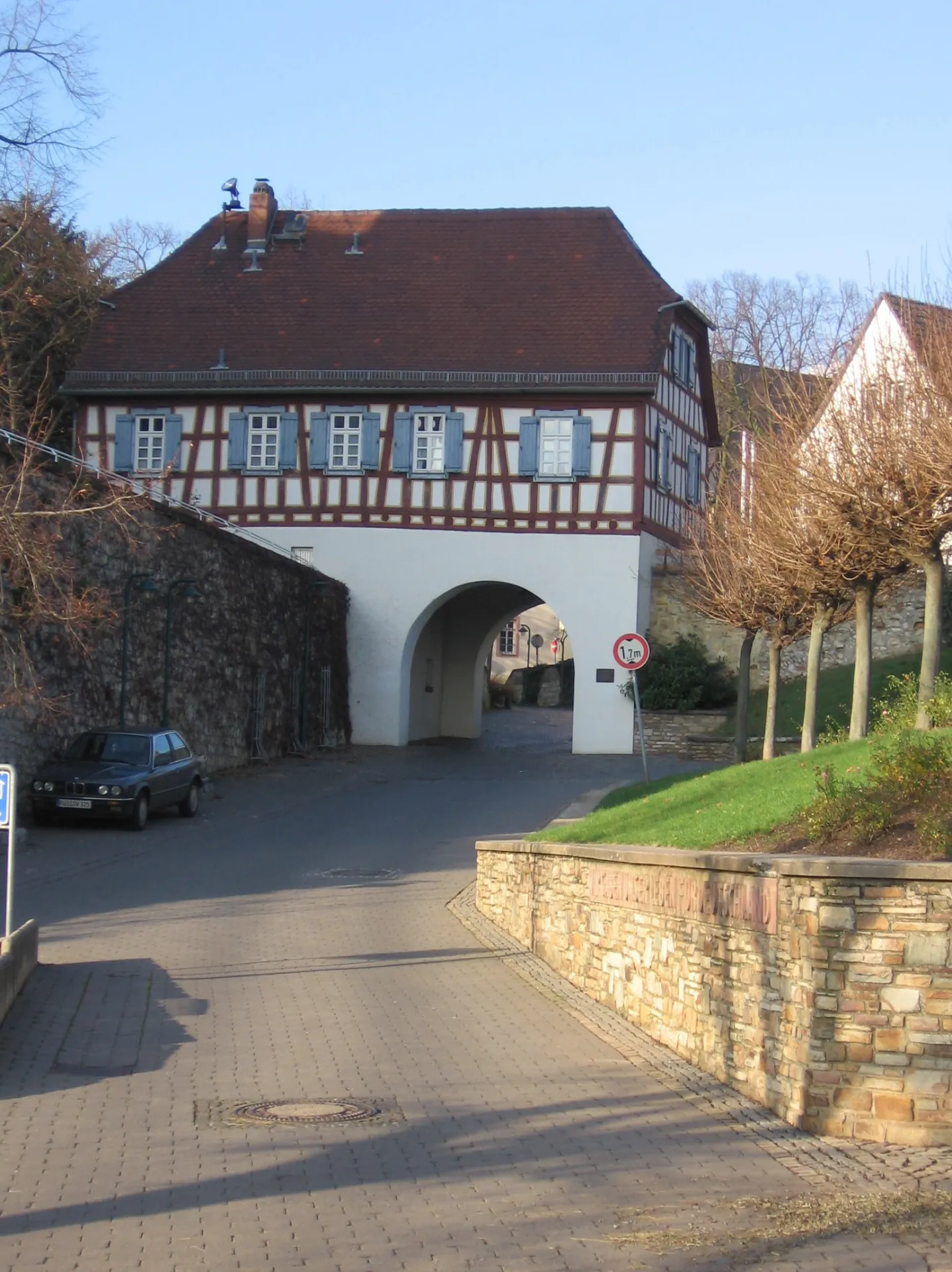 Küsterhaus als Torhaus der mittelalterlichen Stadtmauer in Hochheim am Main