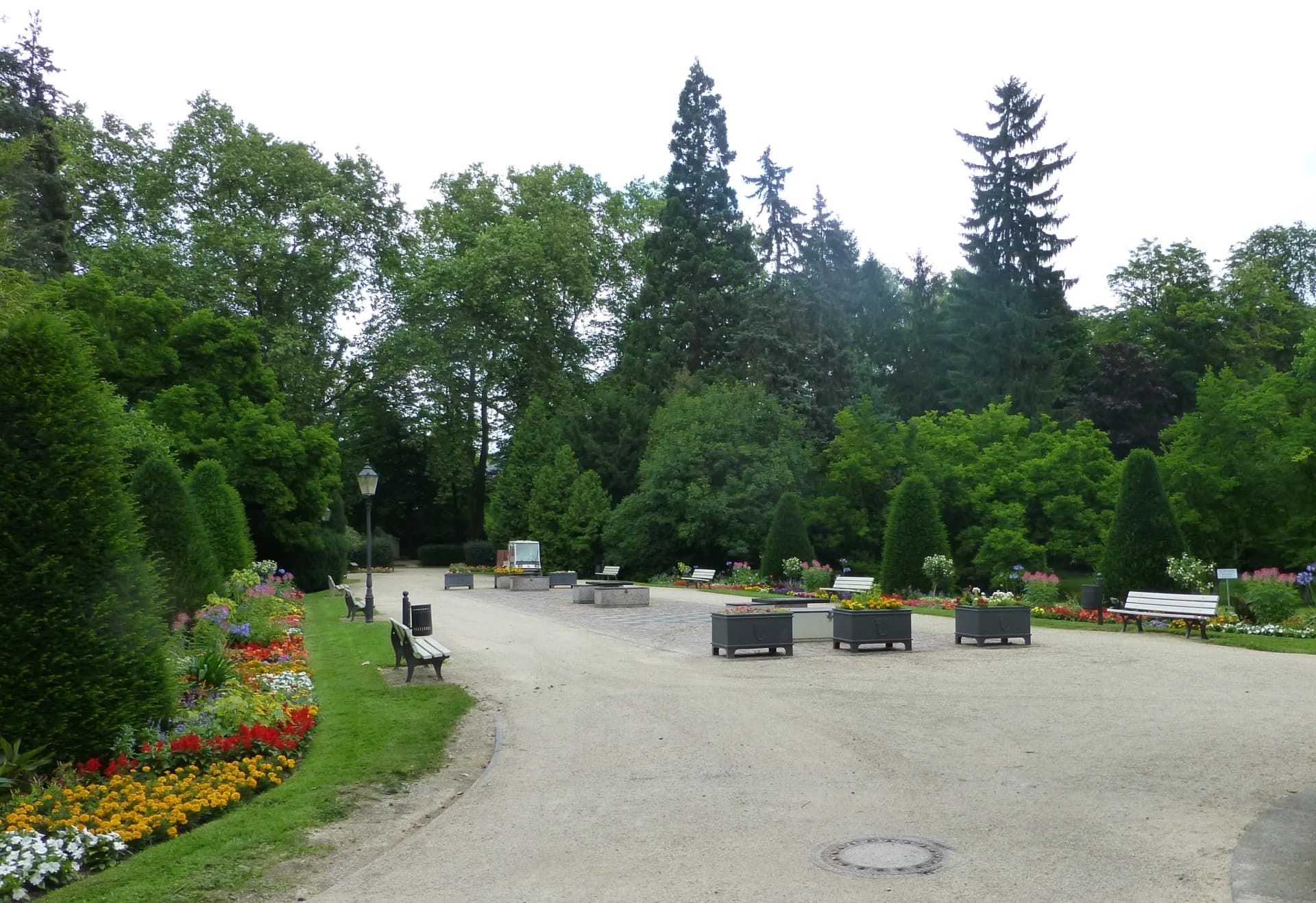 Blumenbeete und Wege im Kurpark Bad Homburg
