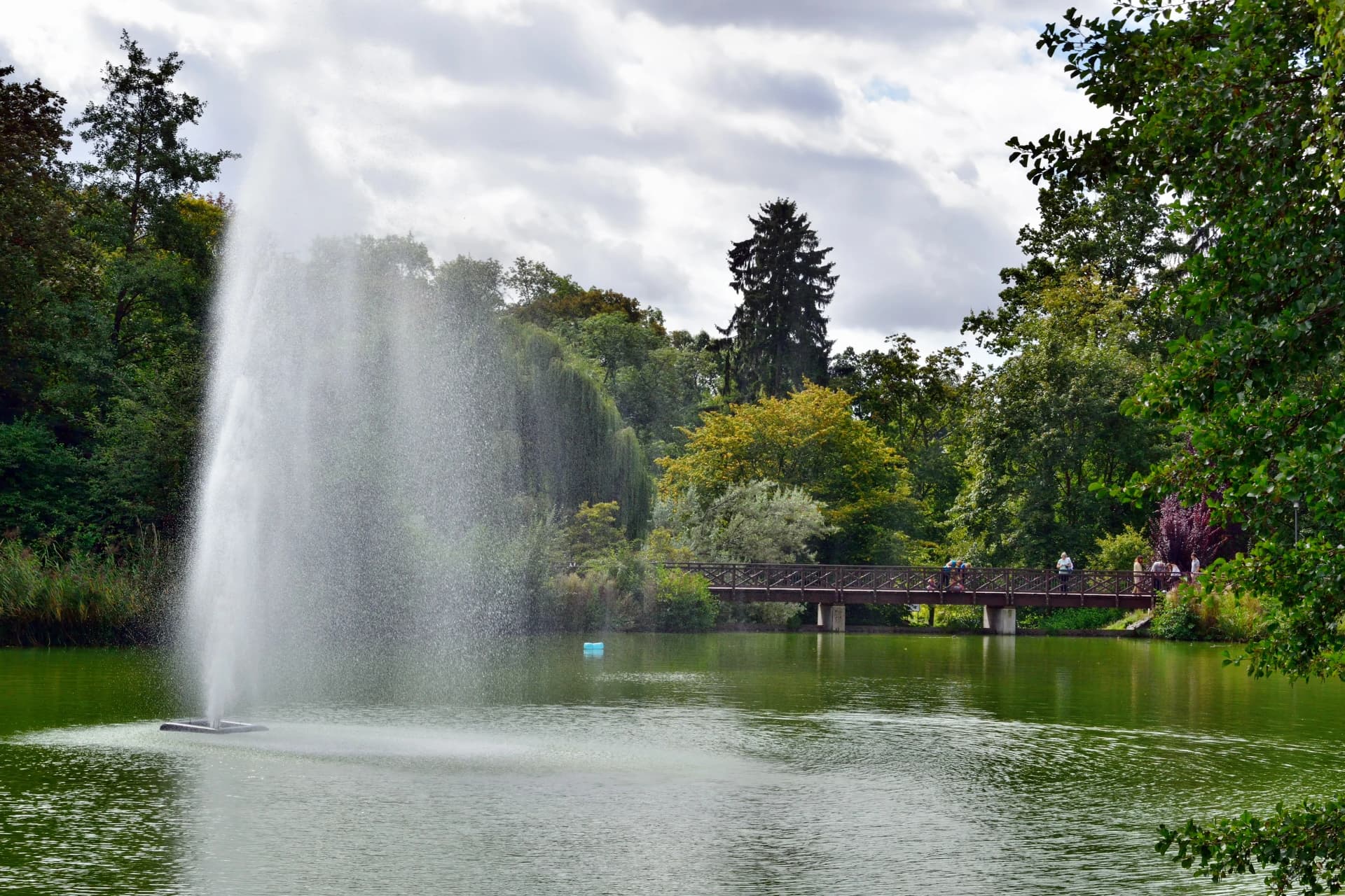 Fontäne und Holzbrücke im Kurpark in Bad Nauheim