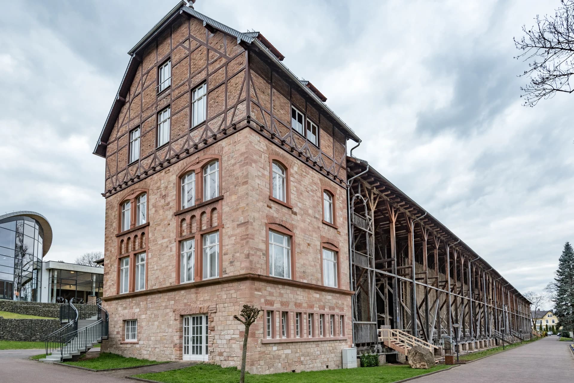 Salinenhaus und Gradierwerk im Kurpark von Bad Orb