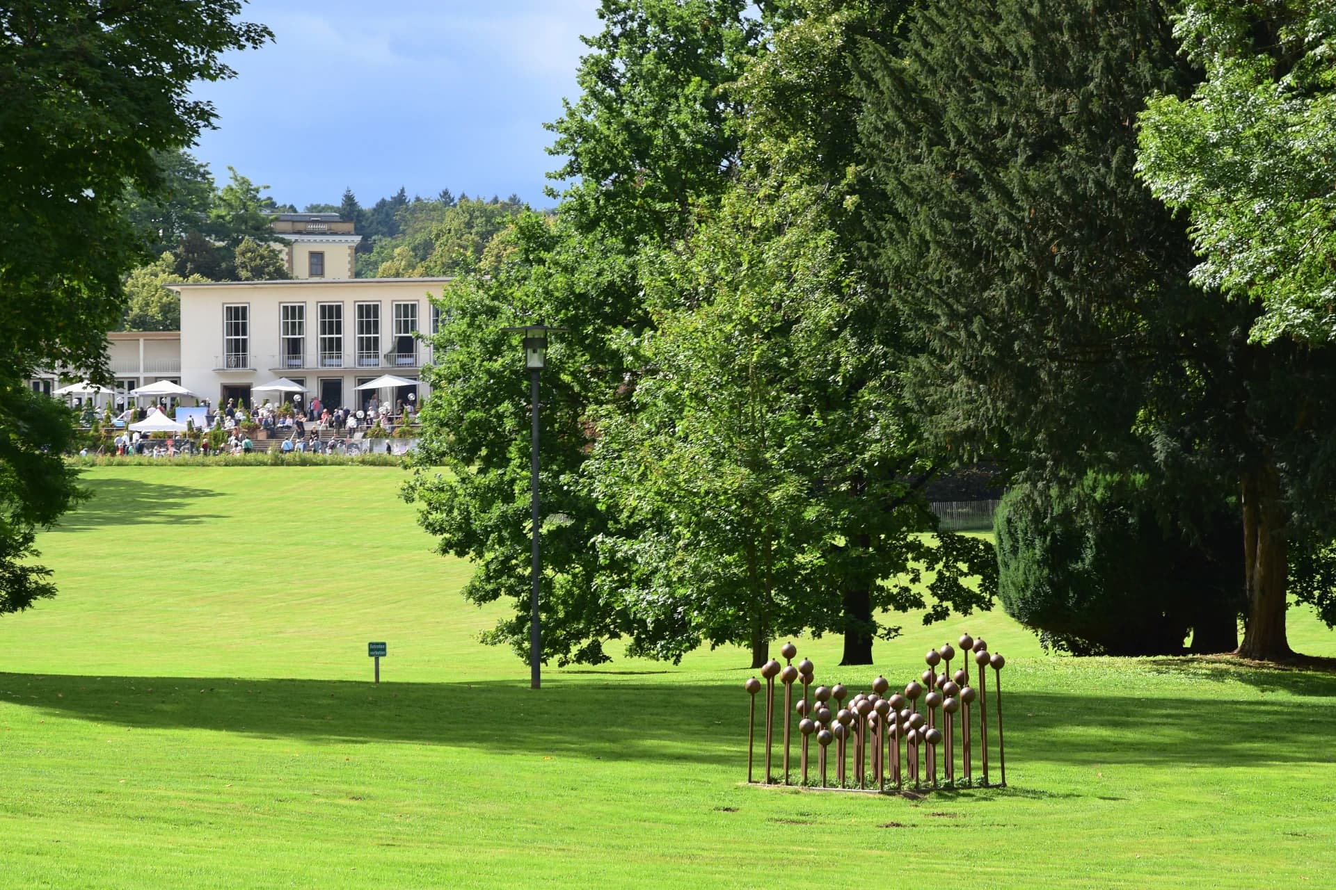 Wiese mit Skulptur im Kurpark in Bad Nauheim