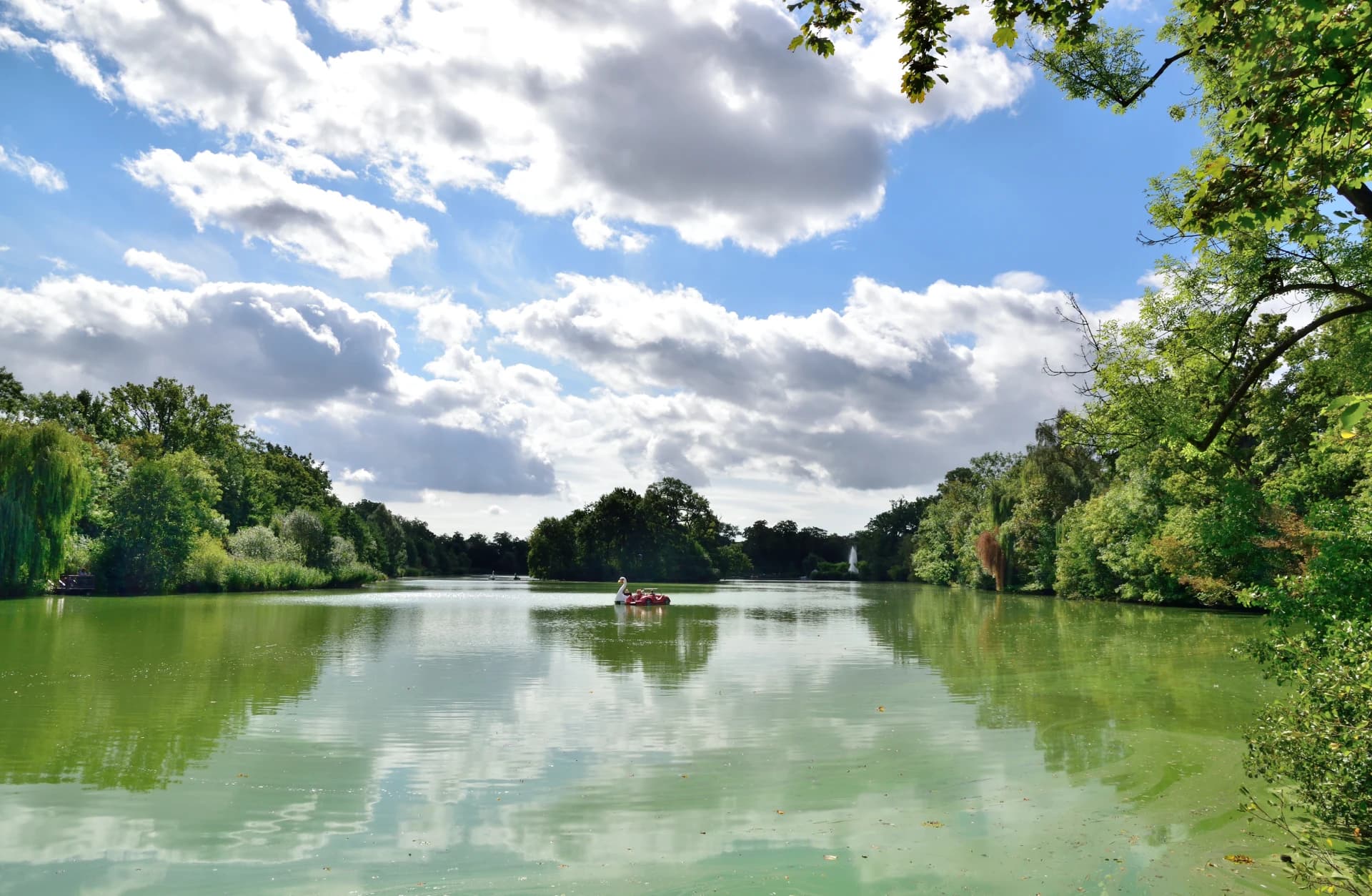 Schwanentretboot auf dem Teich im Kurpark in Bad Nauheim