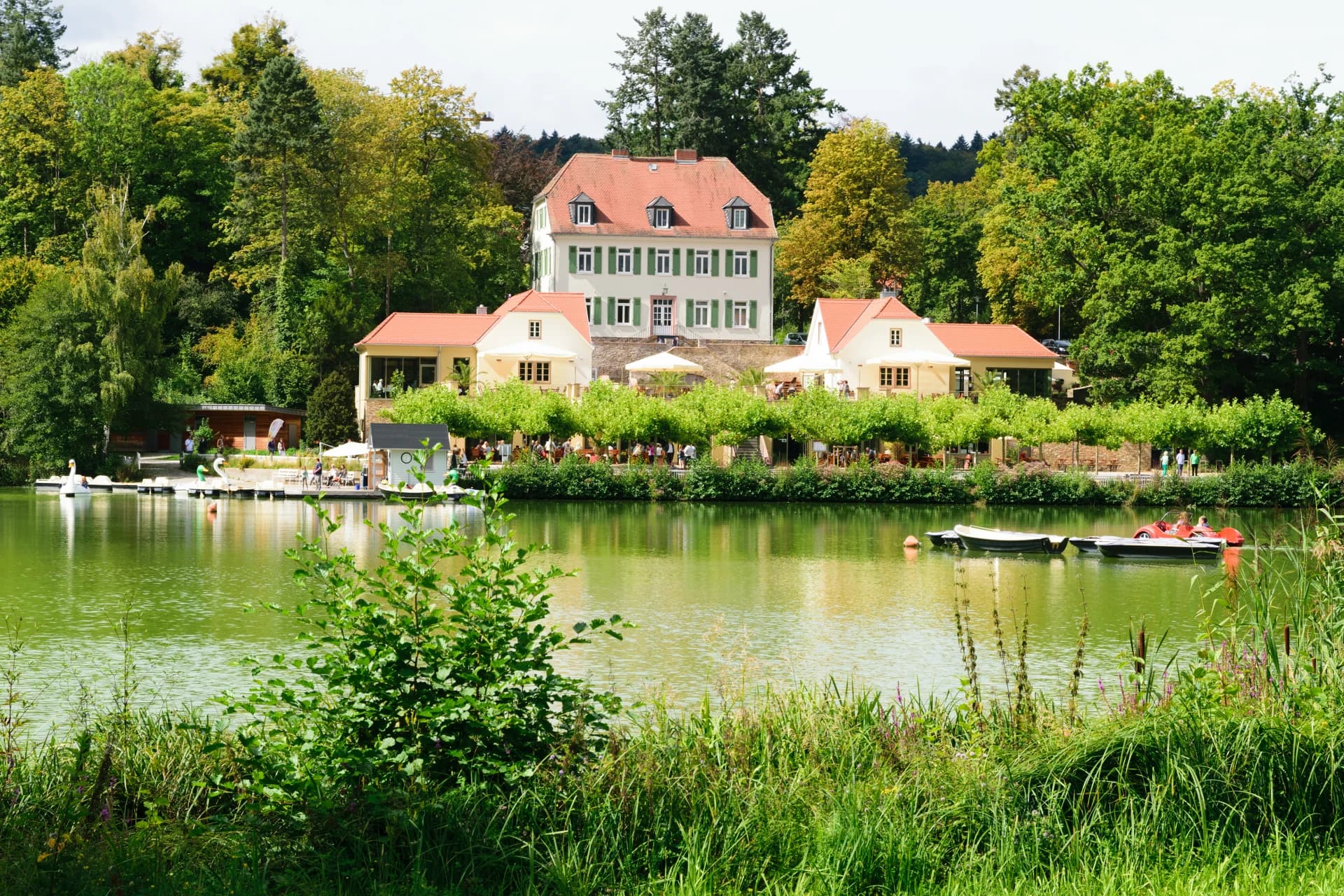 Teichhaus über den Großen Teich im Kurpark in Bad Nauheim