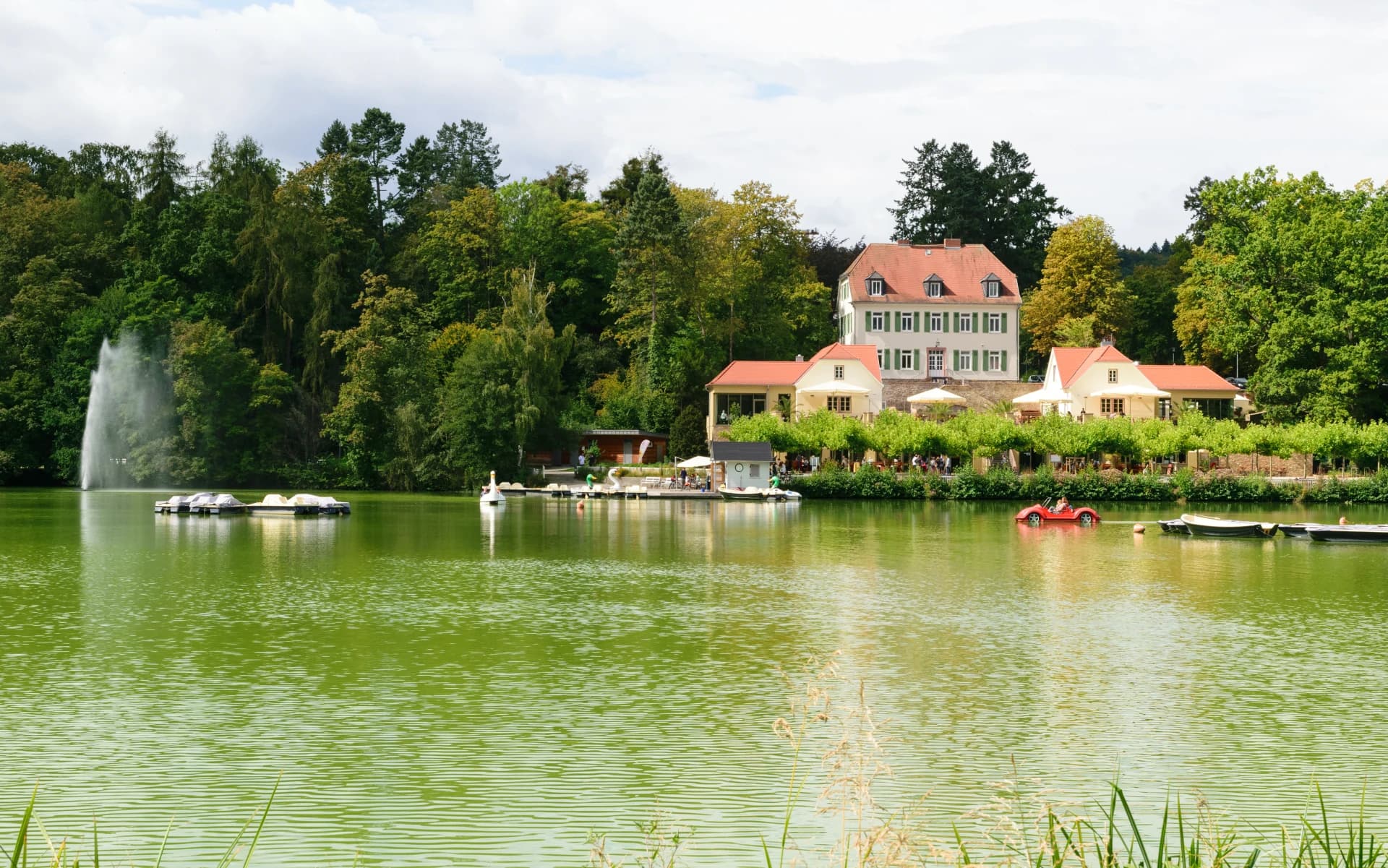 Teichhaus am Ufer des Kurparkteichs in Bad Nauheim