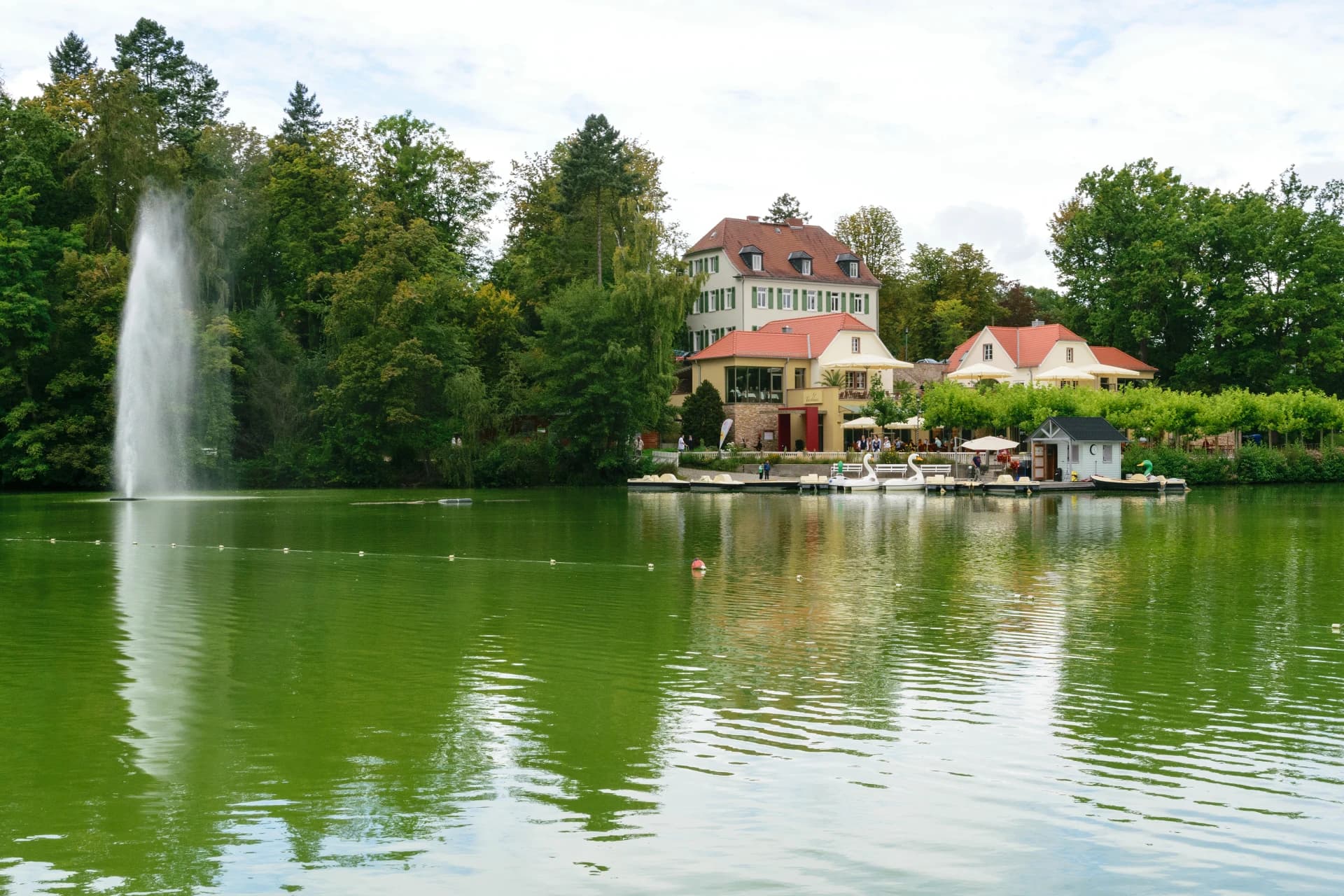 Teichhaus am Großen Teich im Kurpark in Bad Nauheim
