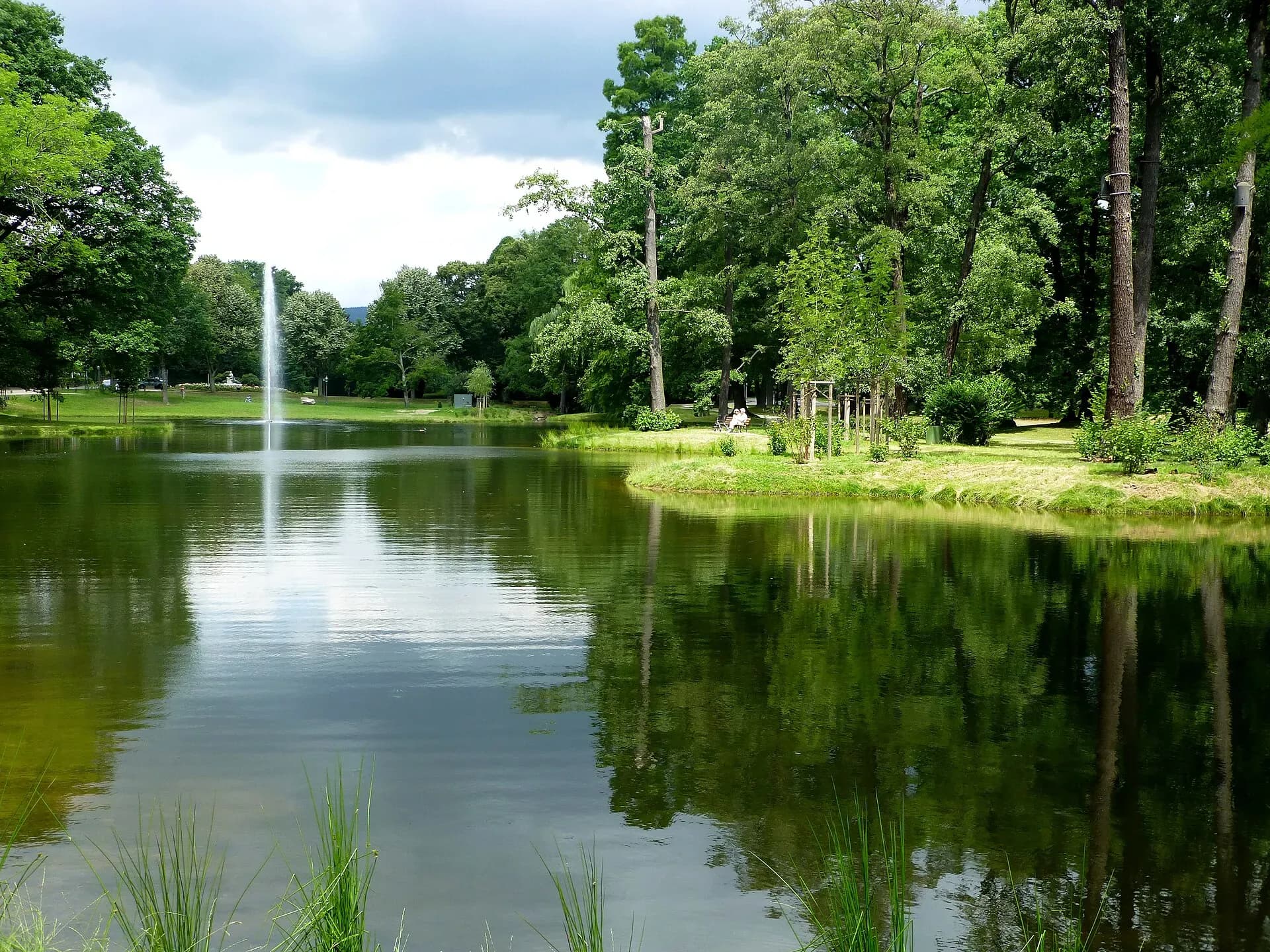 Weiher mit Fontäne im Kurpark in Bad Homburg
