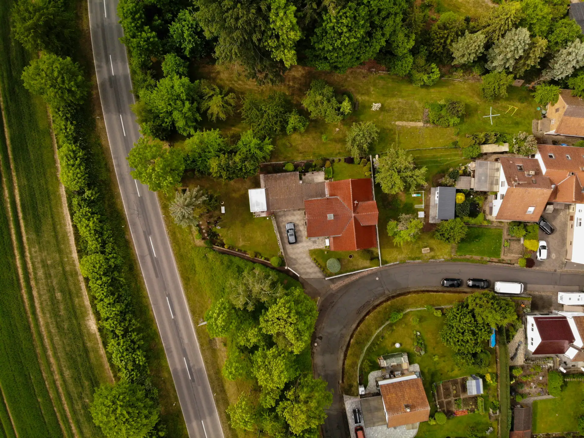 Senkrechtes Luftbild eines Ortsrandgrundstücks an der Landstraße