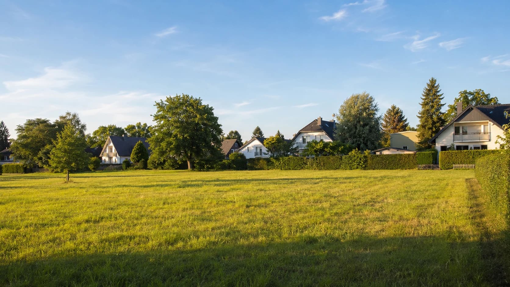 Wertermittlung für ein Grundstück mit altem Baumbestand und Wohnhäusern im Hintergrund