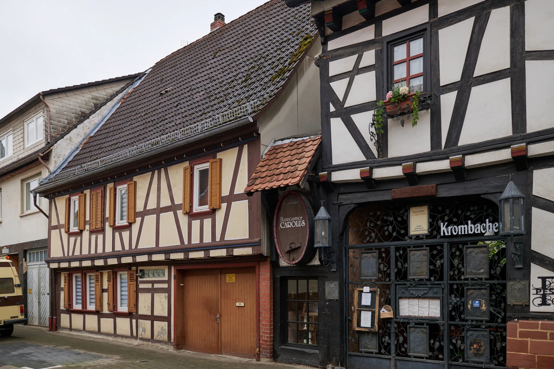 Straßenzeile am Landgasthof Carolus in Nidderau-Windecken