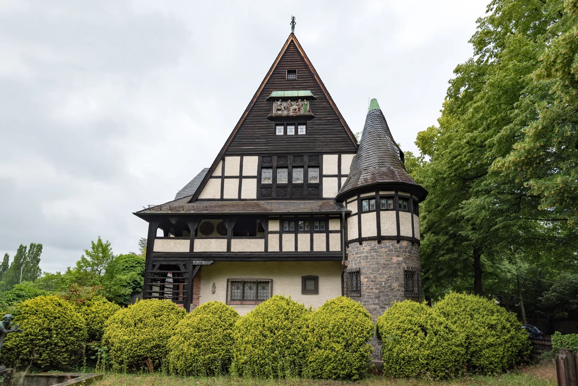 Landhausvilla mit Turm in der Grünewaldstraße in Aschaffenburg