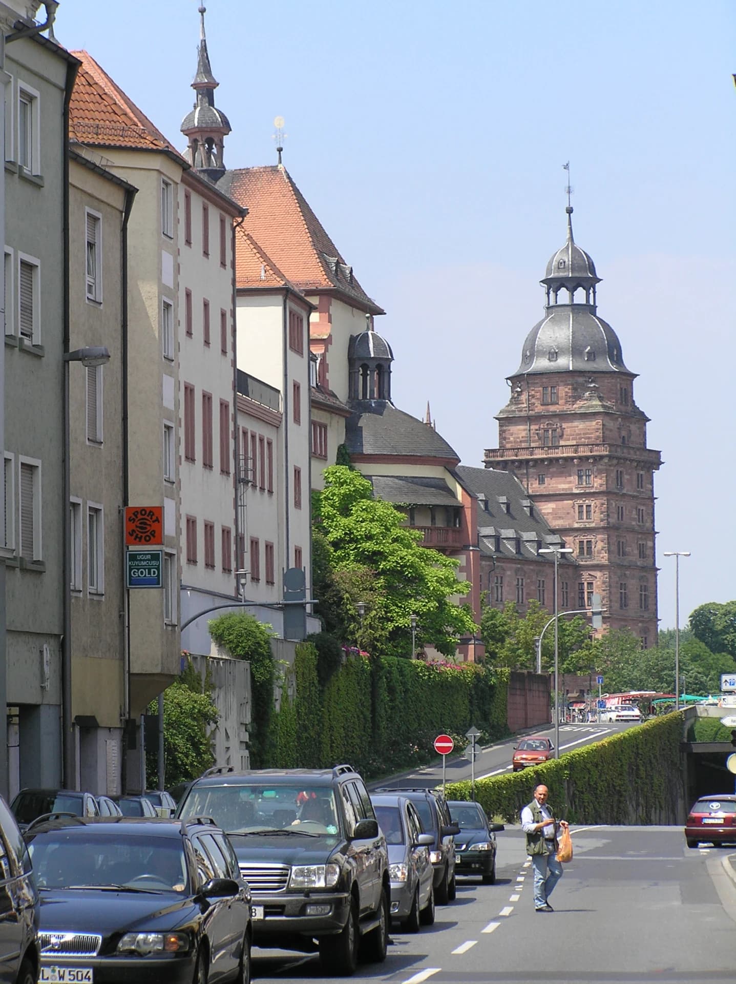 Landingstraße mit Blick auf Schloss Johannisburg in Aschaffenburg