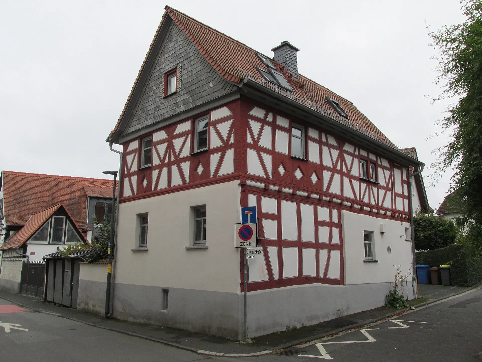 Rot gefasstes Fachwerkhaus in der Langen Straße 87 in Oberursel-Bommersheim