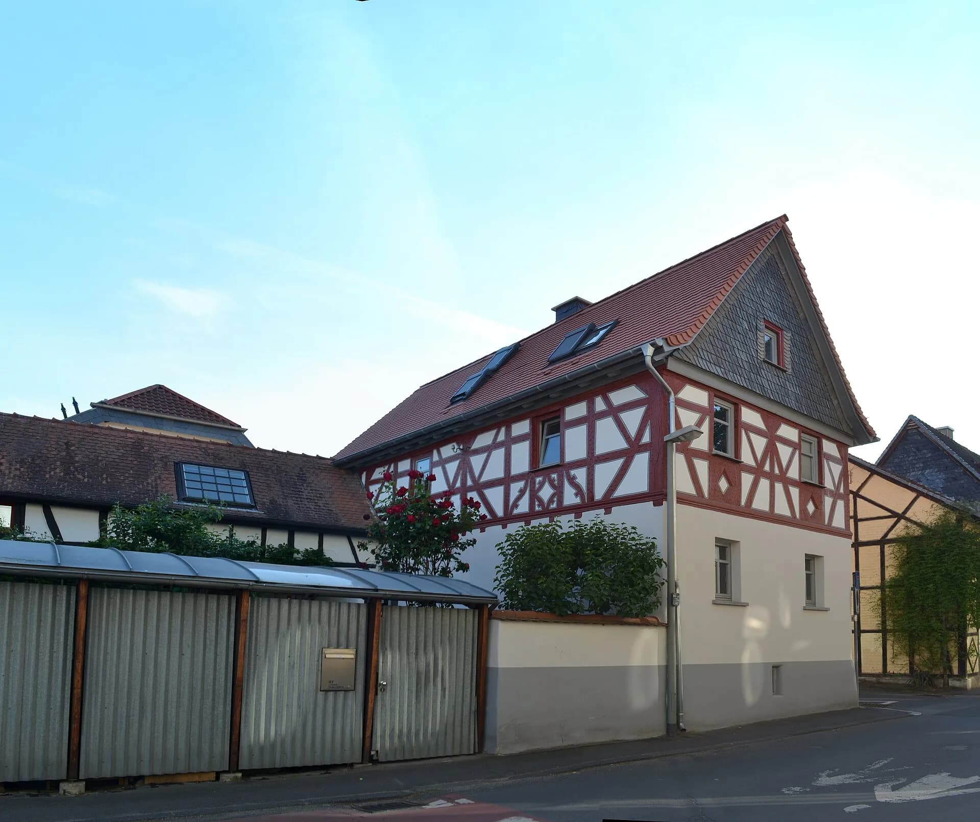 Fachwerkhaus Lange Straße 87 hinter der Hofmauer in Oberursel-Bommersheim