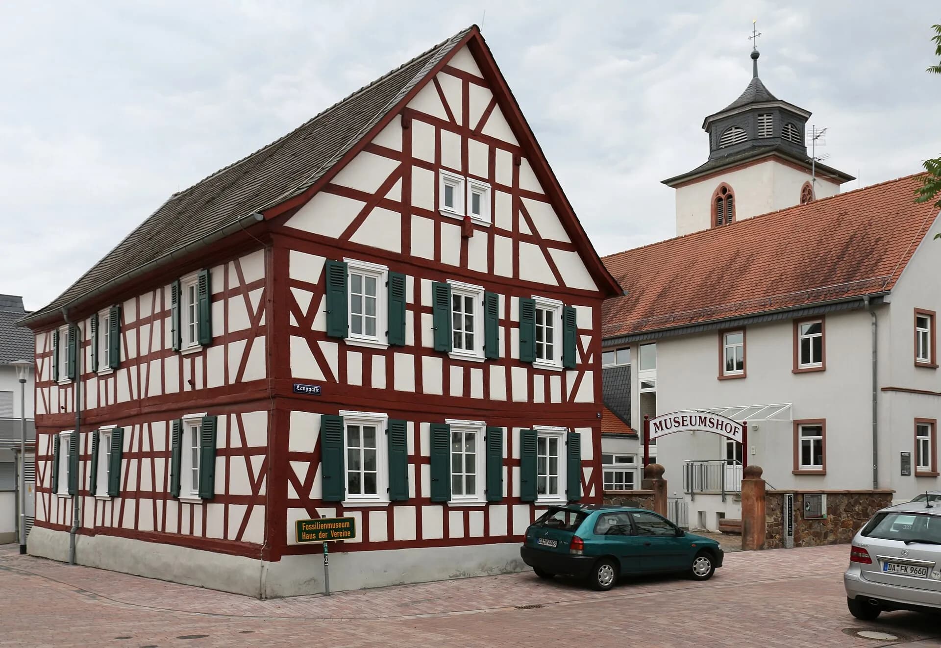 Fachwerkhaus Langgasse 2 mit Kirchturm in Messel