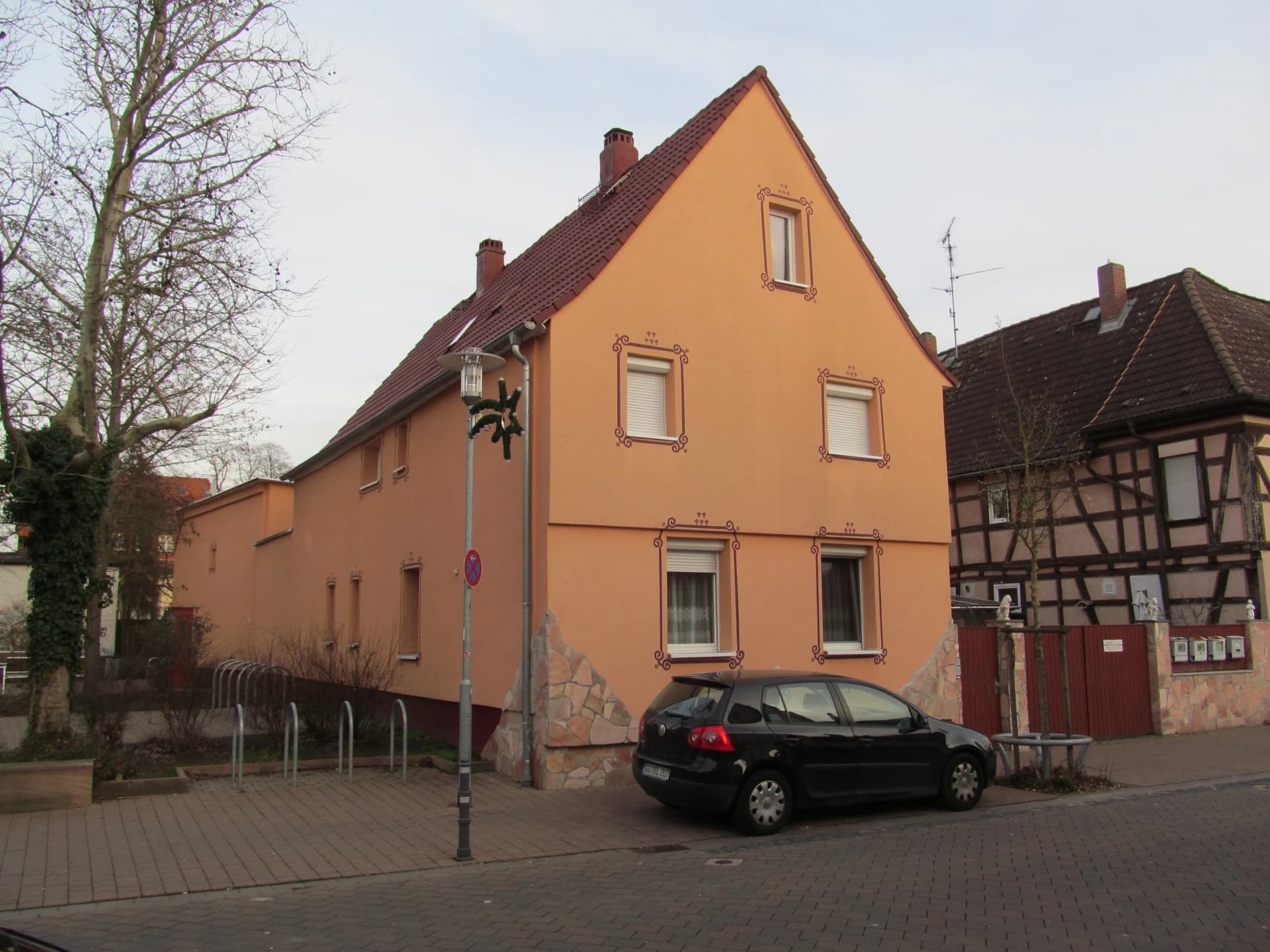 Giebelhaus mit Ornamentmalerei in der Langgasse in Mörfelden-Walldorf