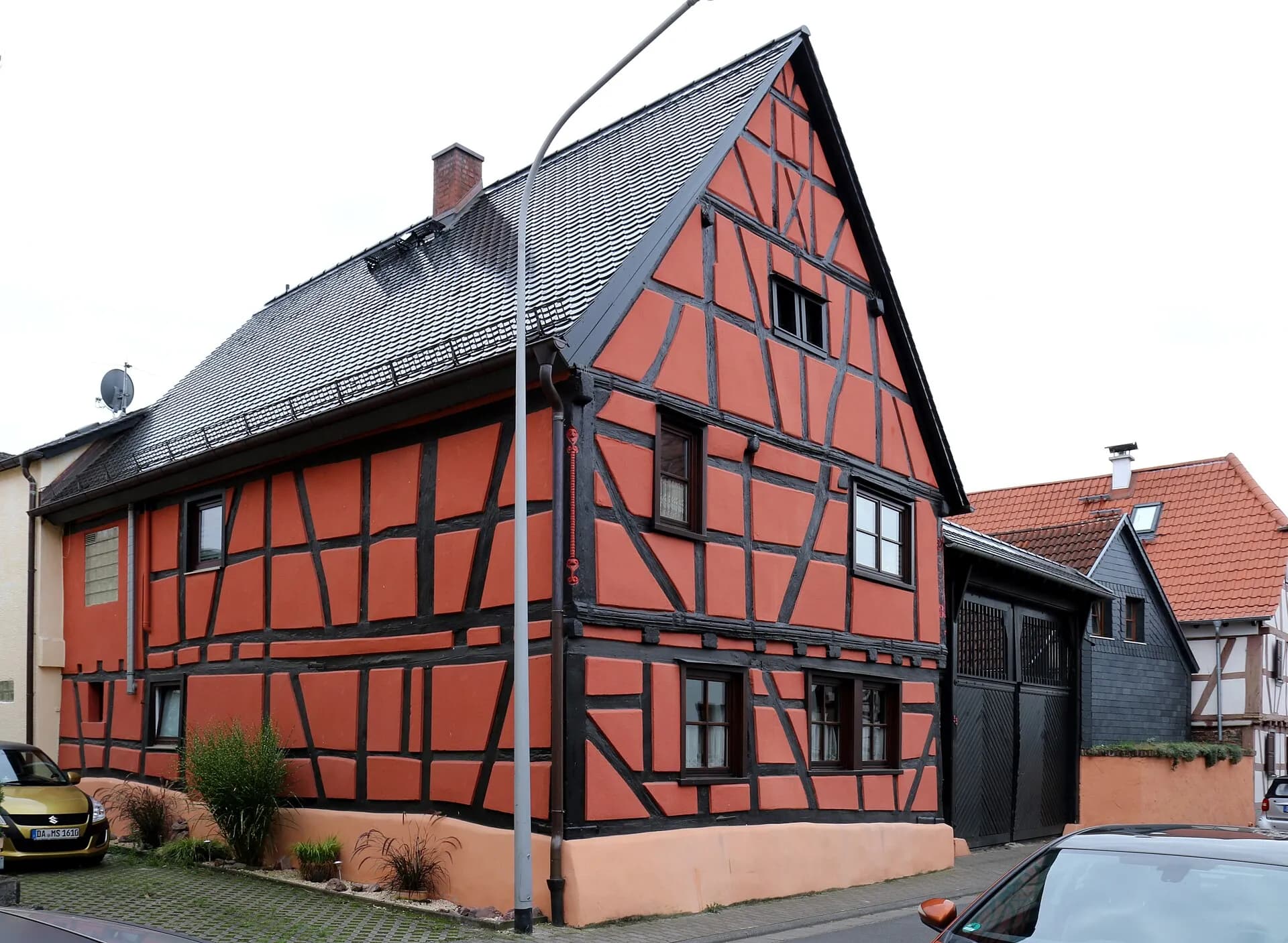 Rot gefasstes Fachwerkhaus Langgasse 33 in Messel
