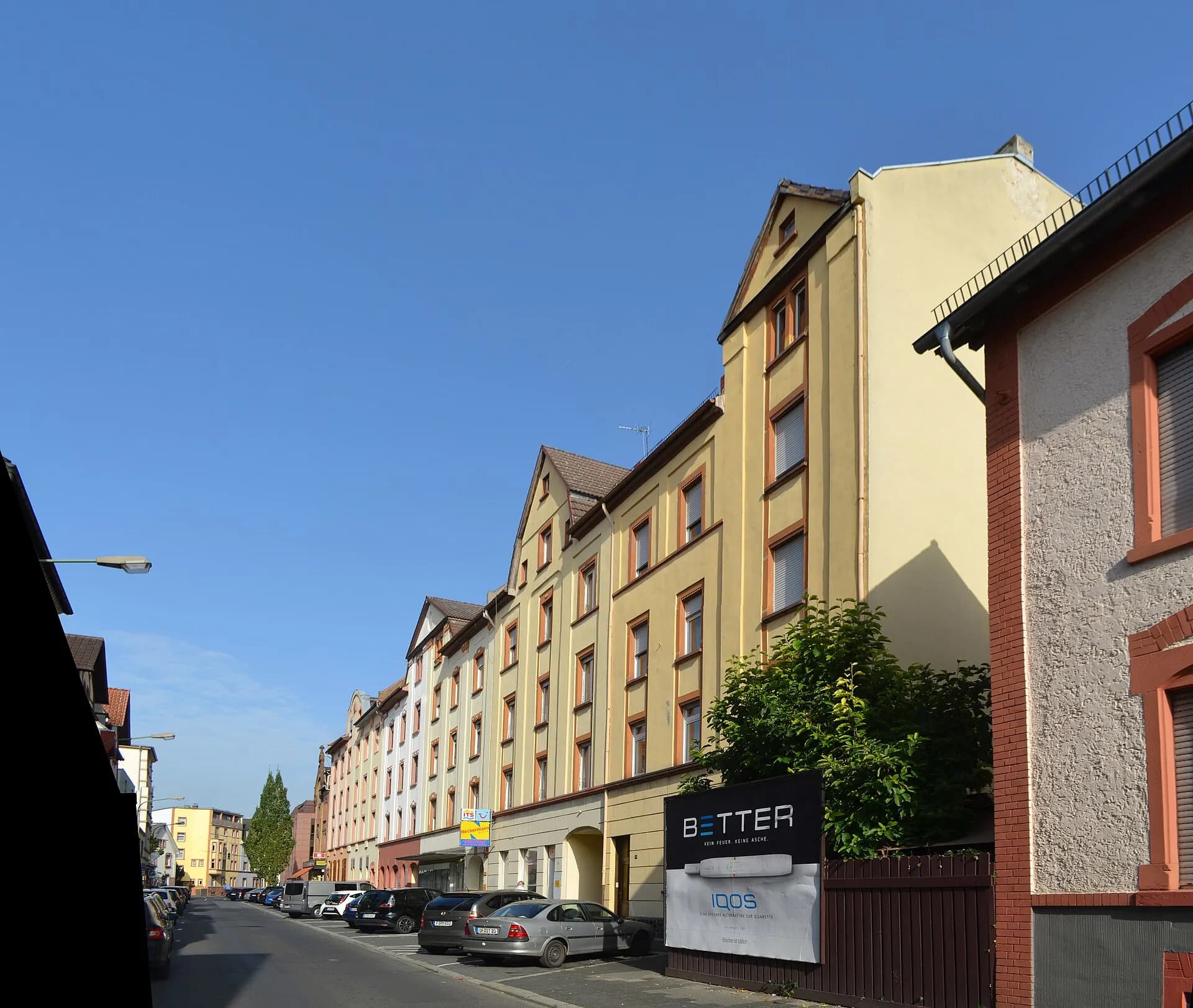 Straßenzug der Langstraße in Offenbach-Bürgel