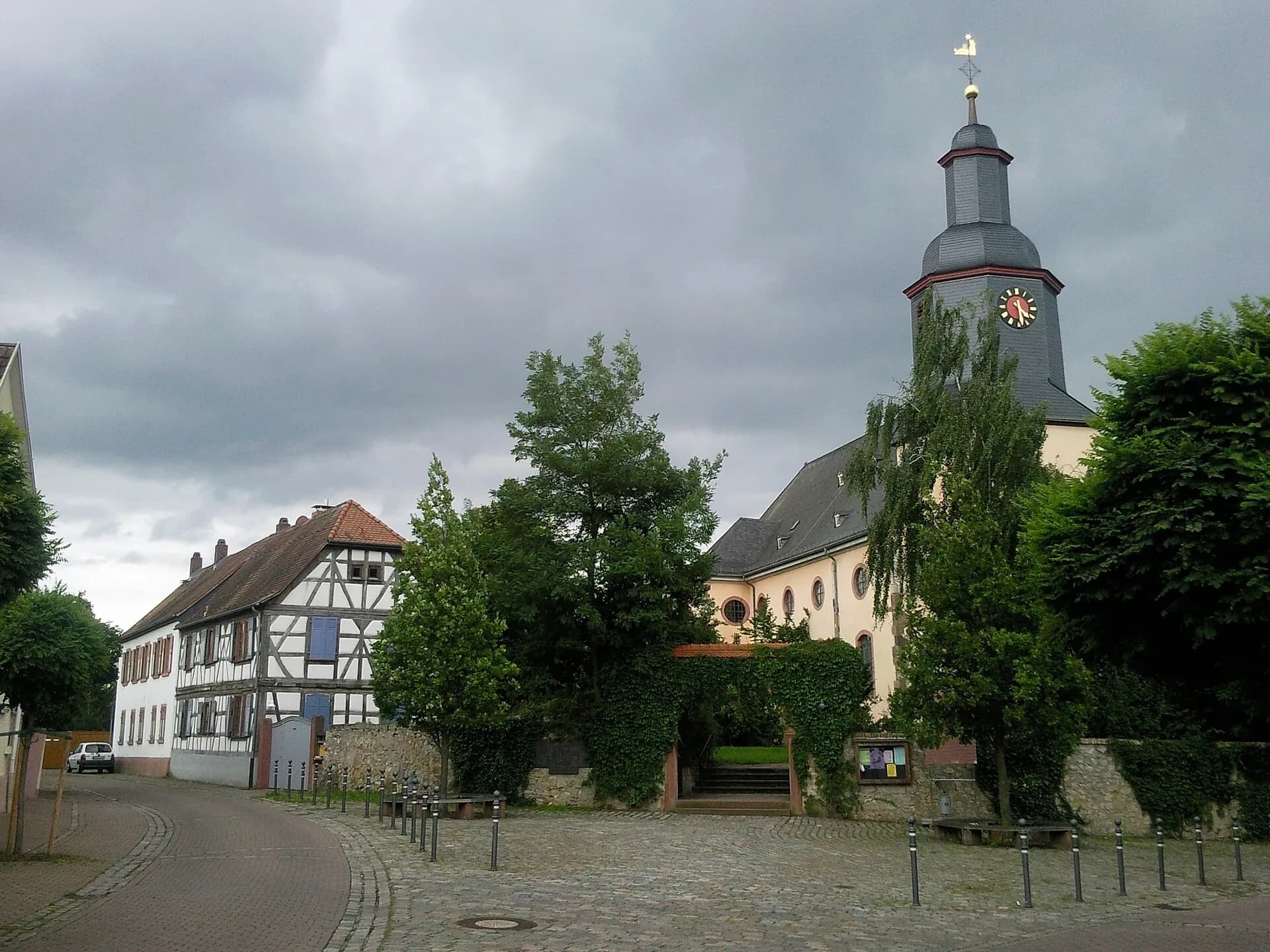 Laurentiuskirche über den Häusern des Ortskerns in Trebur