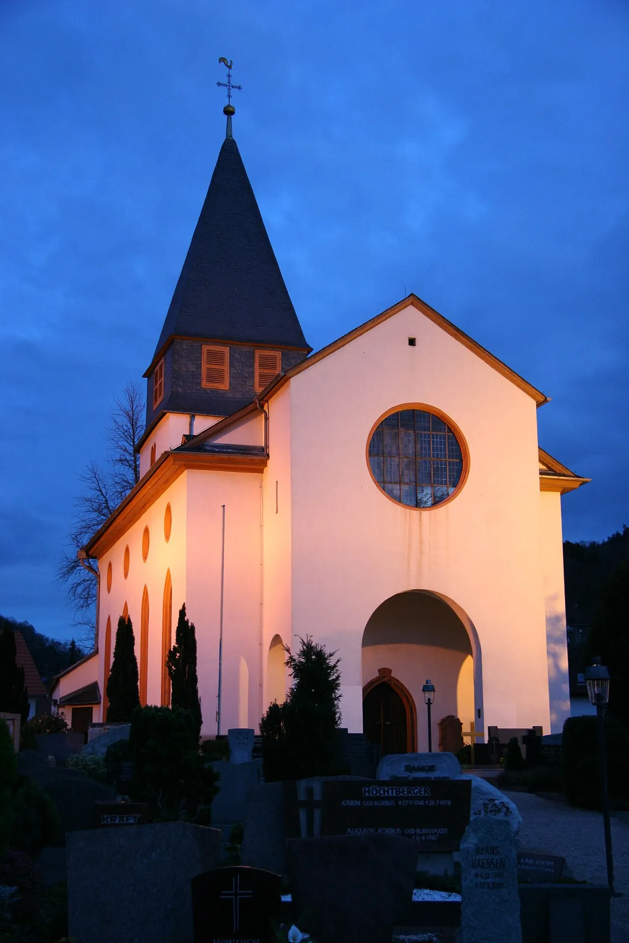 Laurentiuskirche in der Abenddämmerung in Seeheim-Jugenheim