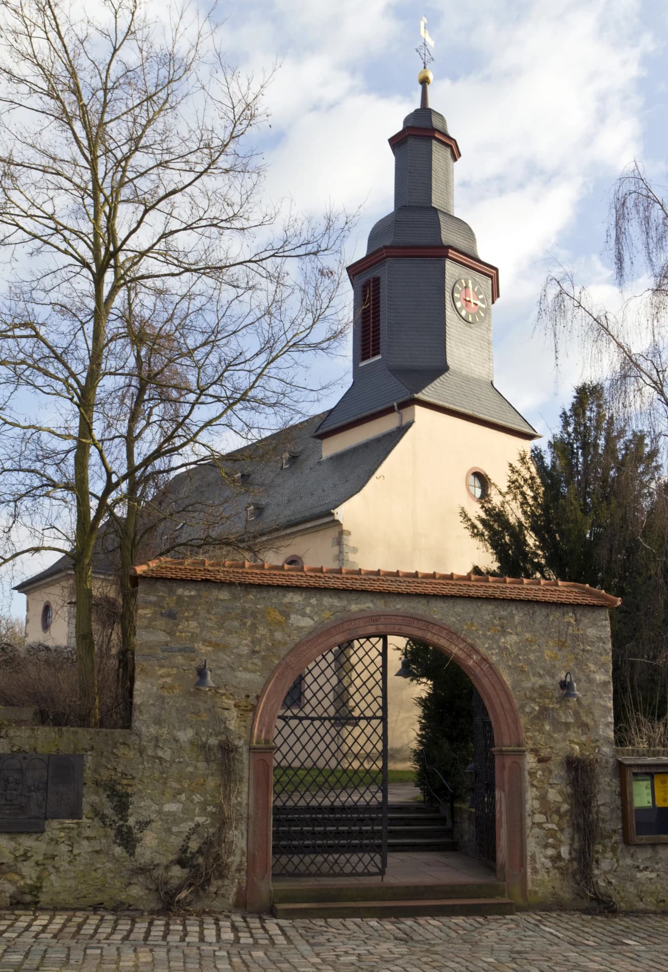 Laurentiuskirche mit Torbogen in Trebur