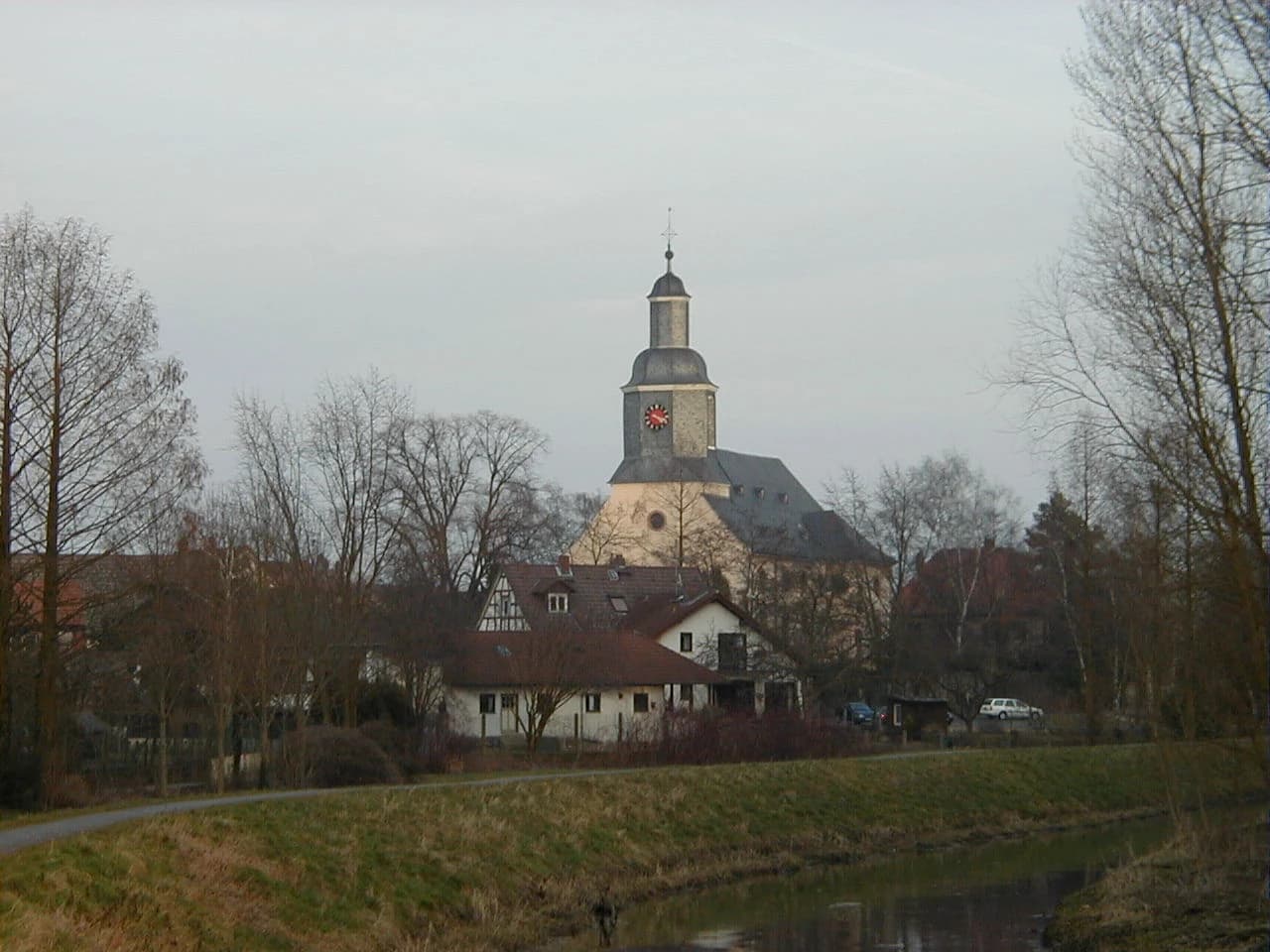 Laurentiuskirche vom Schwarzbach aus in Trebur